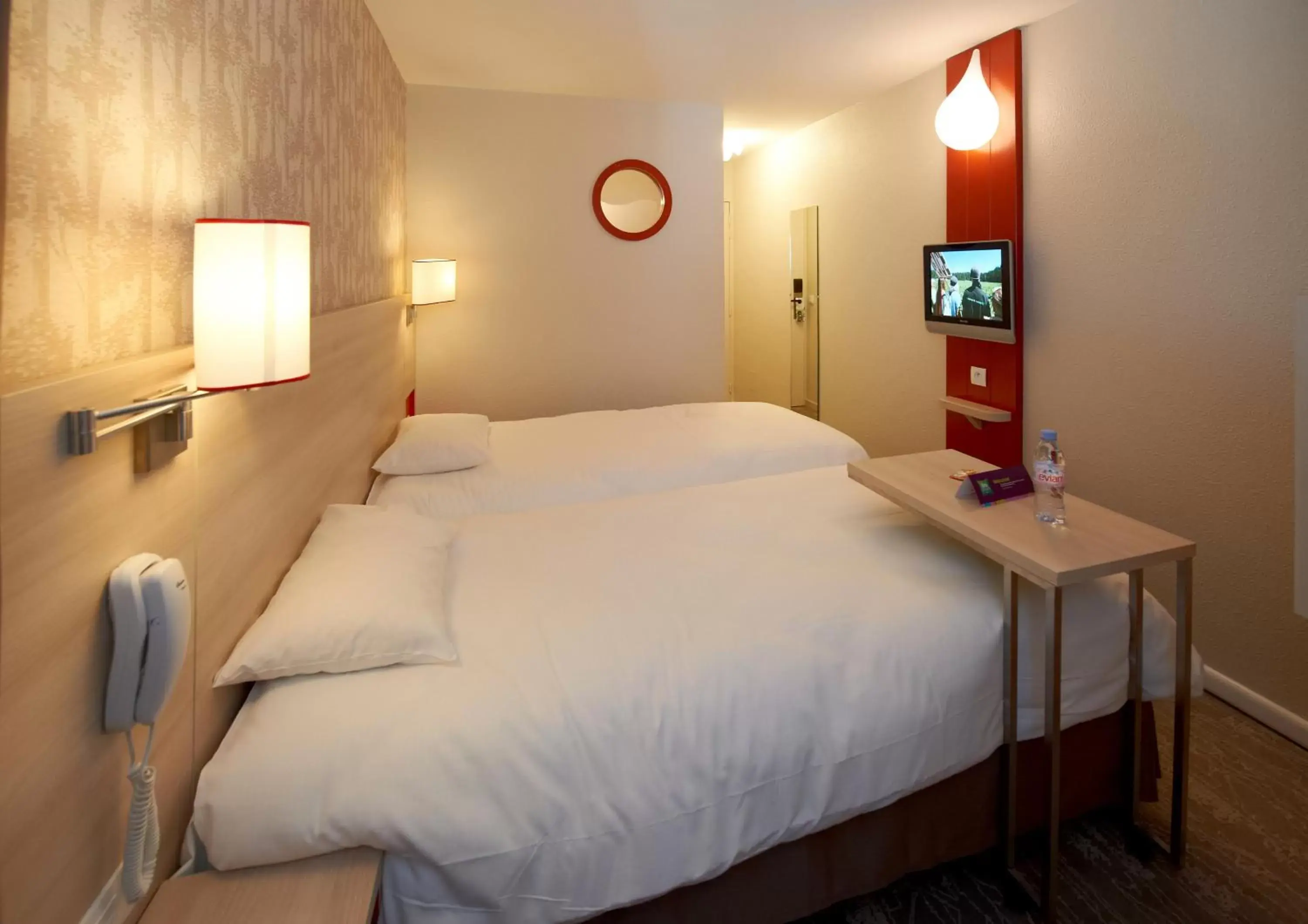 View (from property/room), Bed in ibis Styles Ouistreham