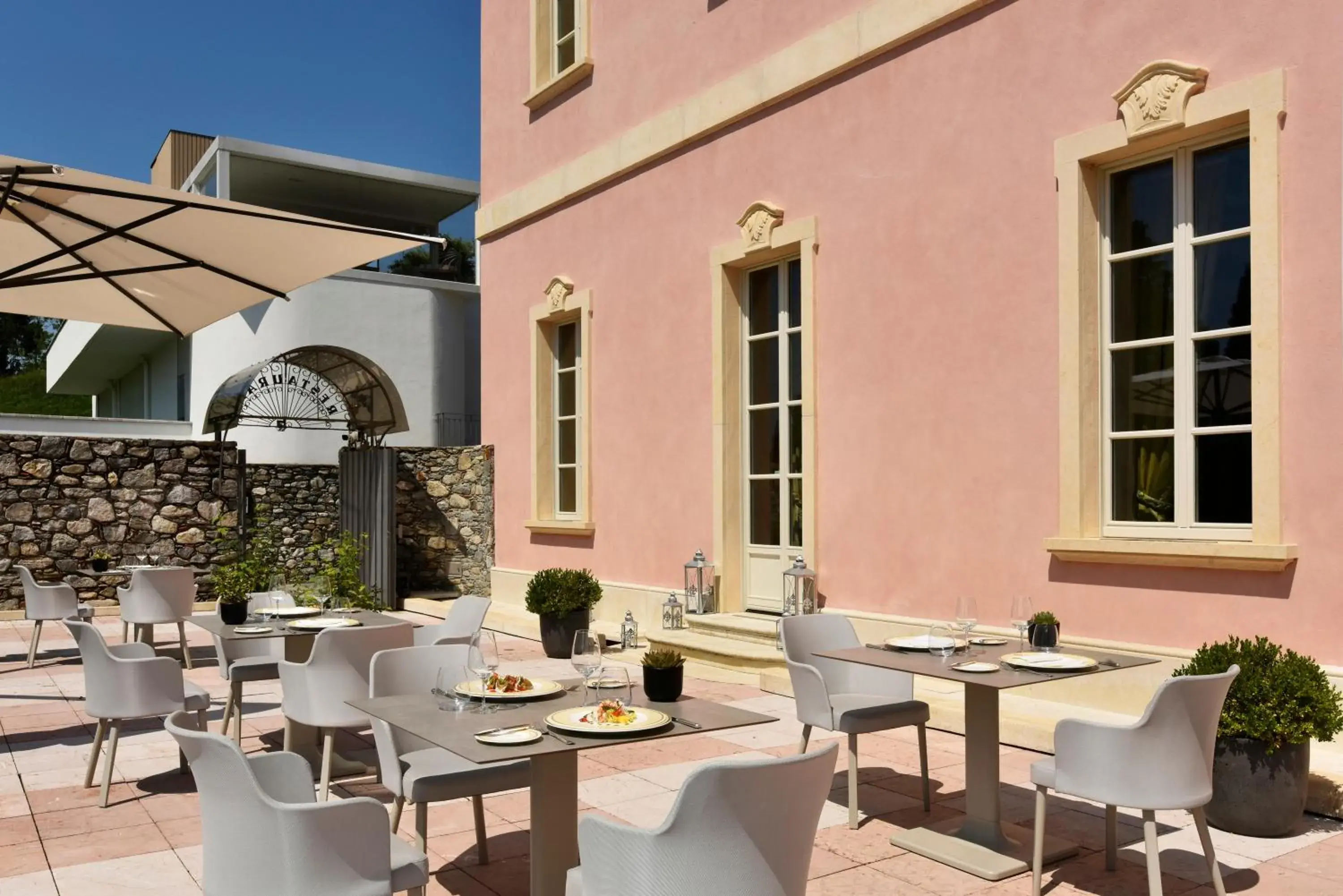 Restaurant/Places to Eat in Castello Dal Pozzo Hotel