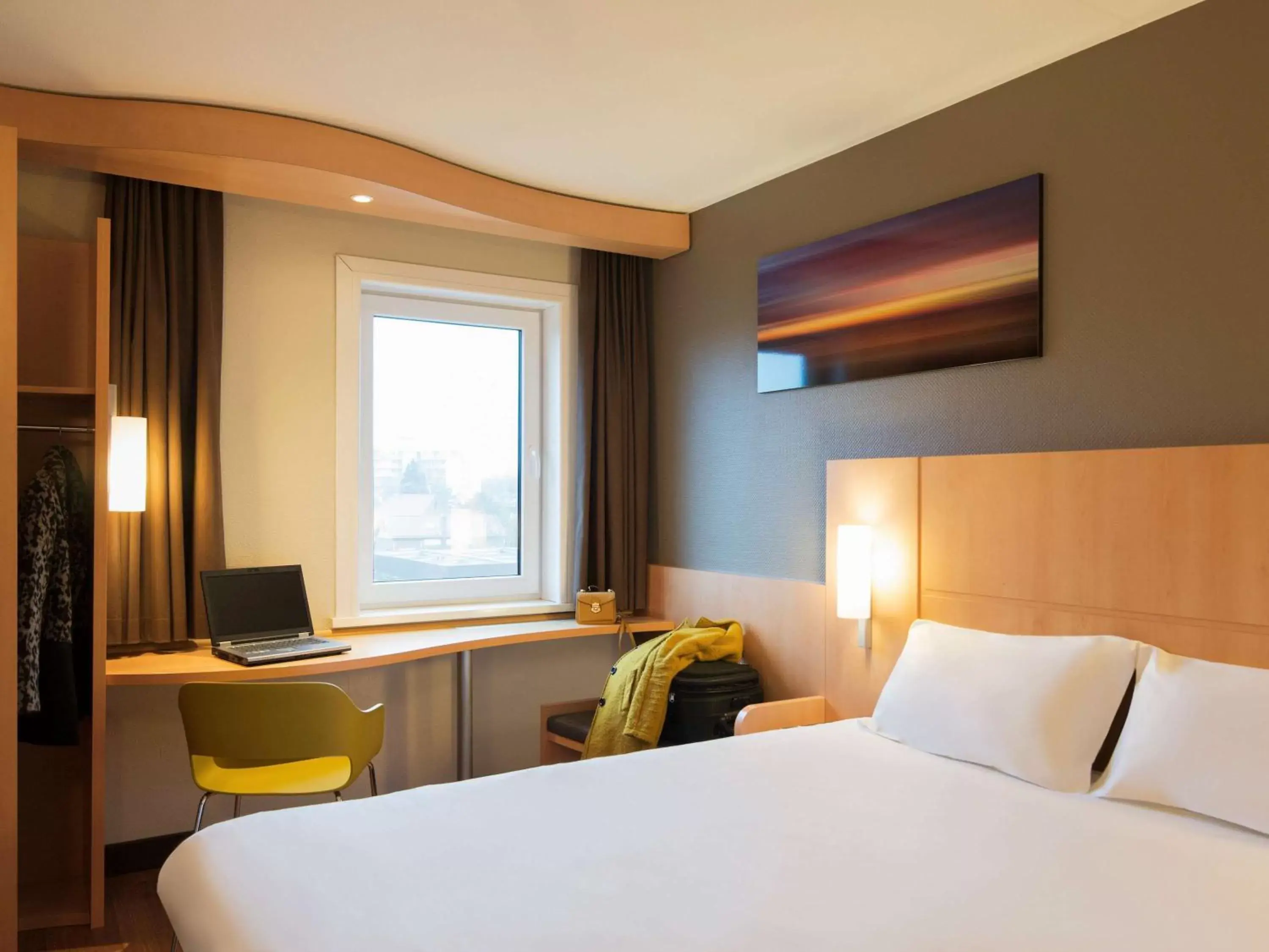 Photo of the whole room, Bed in ibis Rotterdam Vlaardingen