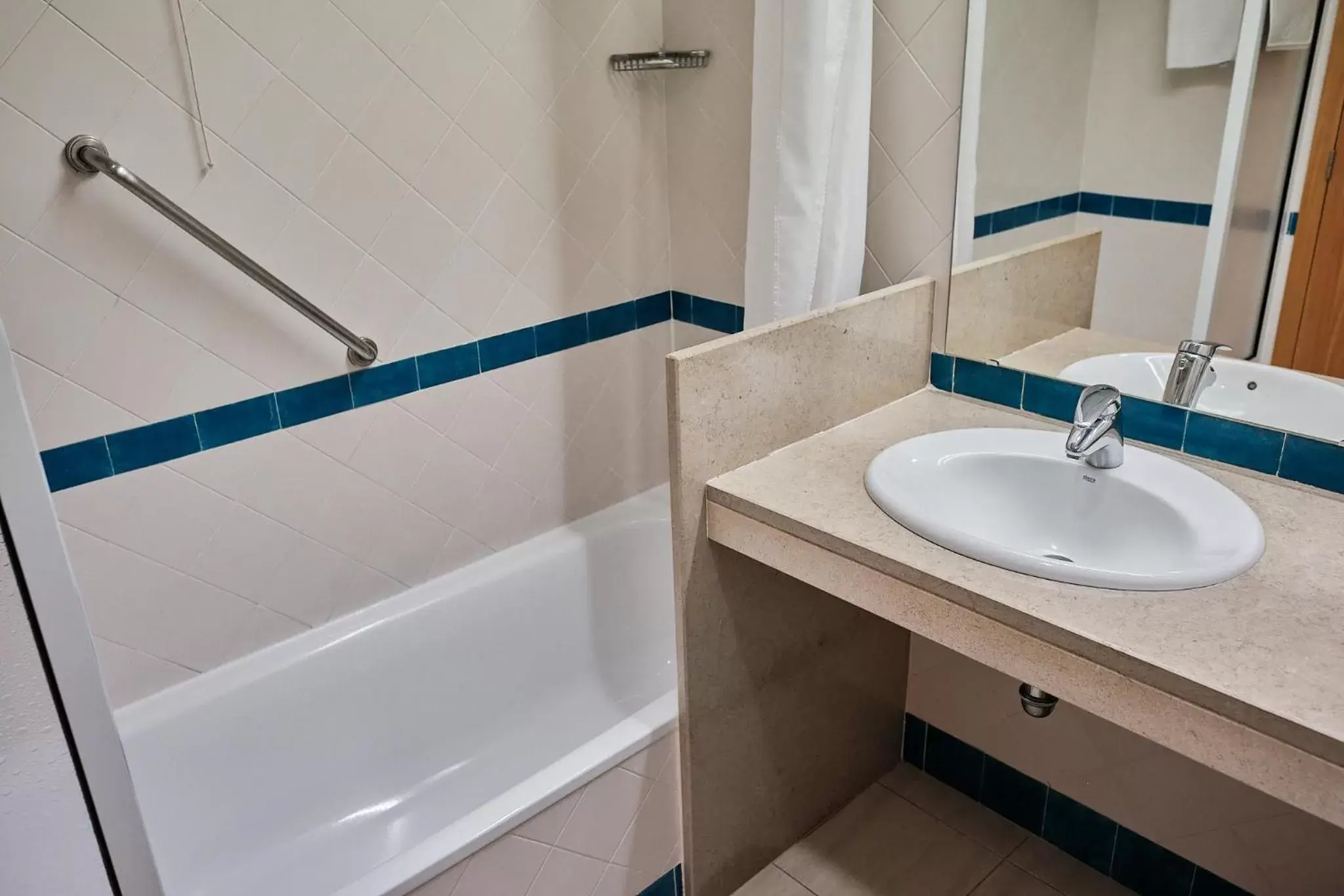 Shower, Bathroom in Hotel Varandas do Atlântico by RIDAN Hotels