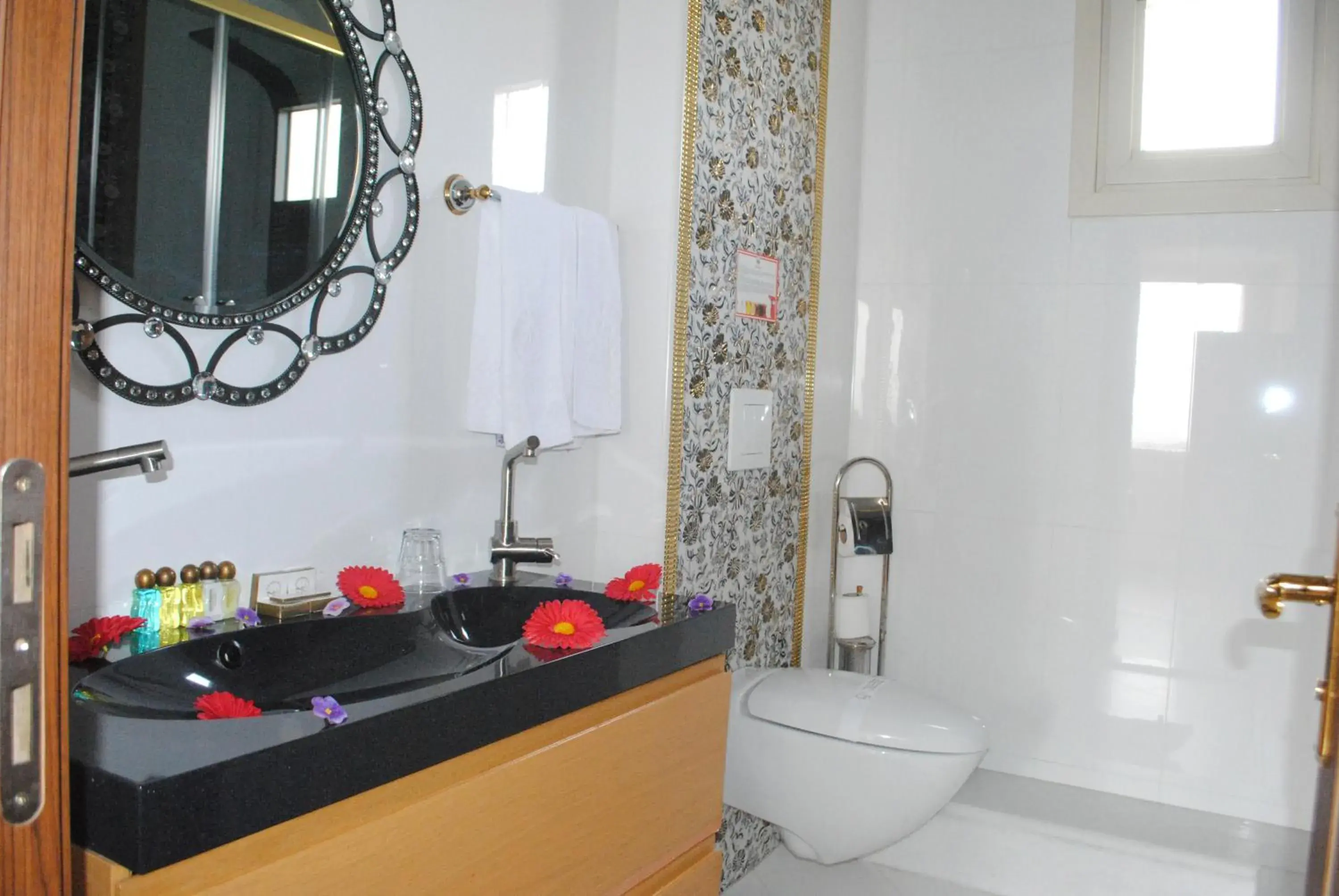 Day, Bathroom in Marmaray Hotel