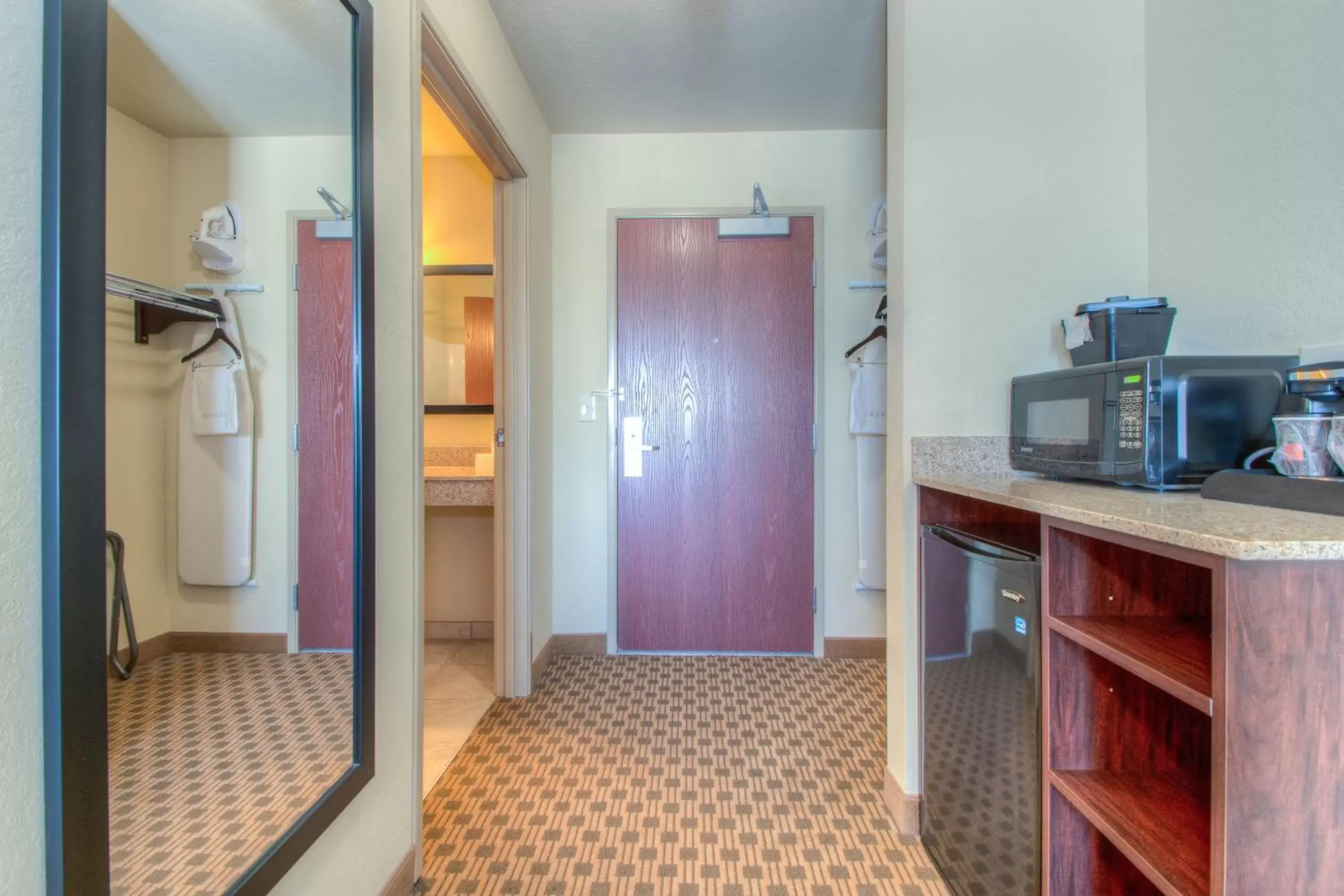 Coffee/tea facilities, TV/Entertainment Center in Cobblestone Inn & Suites - Wray