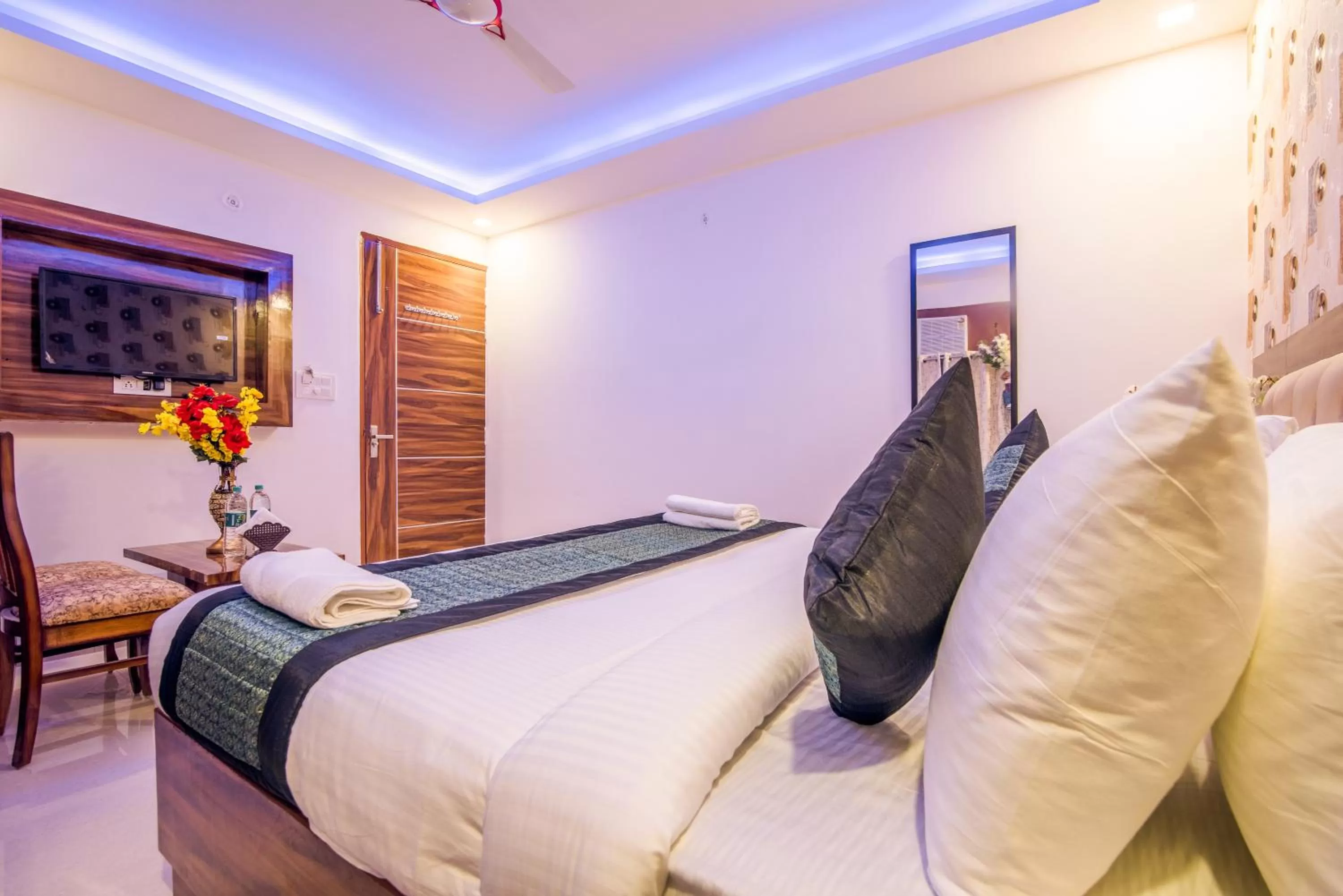 Communal lounge/ TV room, Bed in Hotel Festival Mahipalpur At Delhi Airport