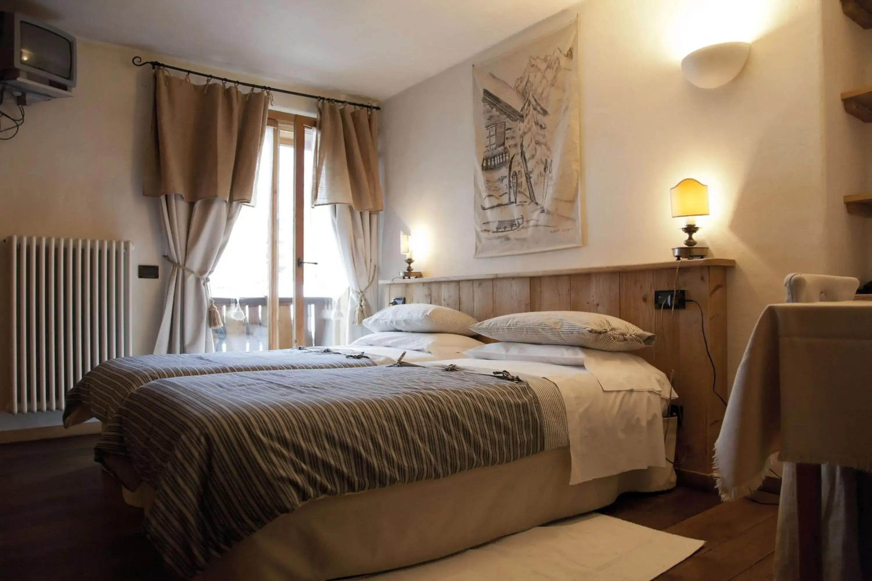Photo of the whole room, Bed in Hotel Chalet Svizzero