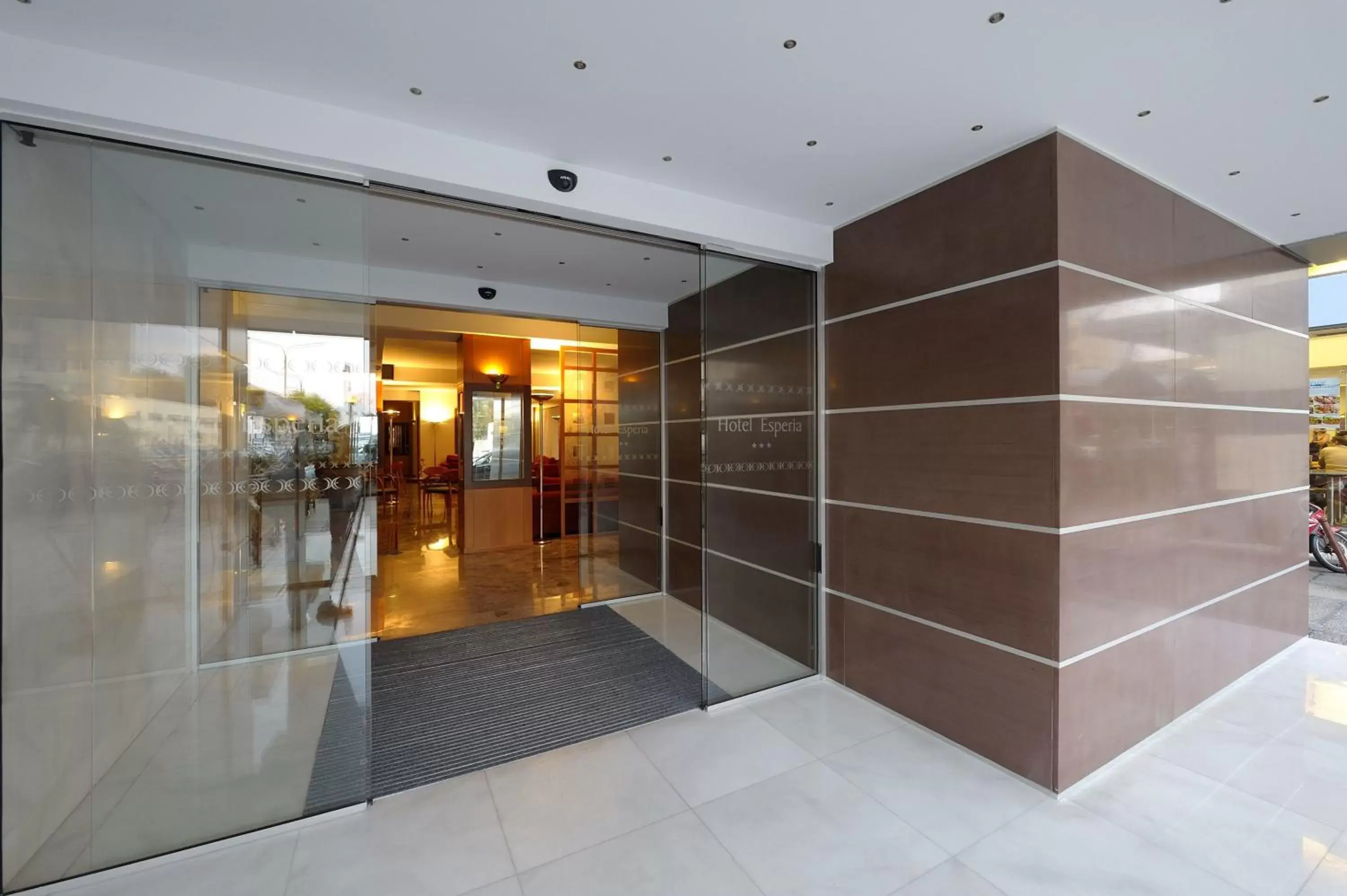 Facade/entrance, Bathroom in Esperia Hotel