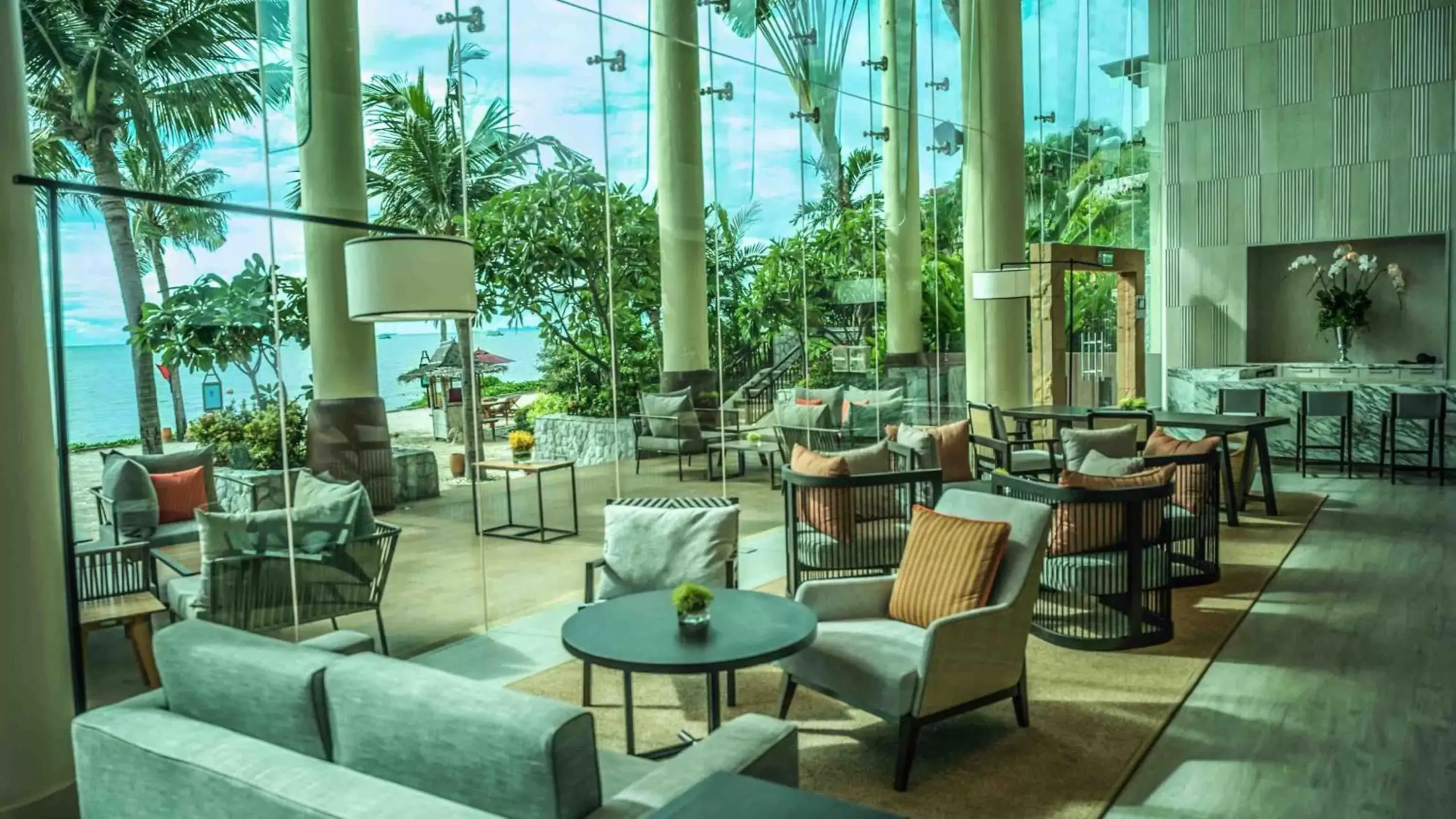 Lounge or bar in InterContinental Pattaya Resort, an IHG Hotel