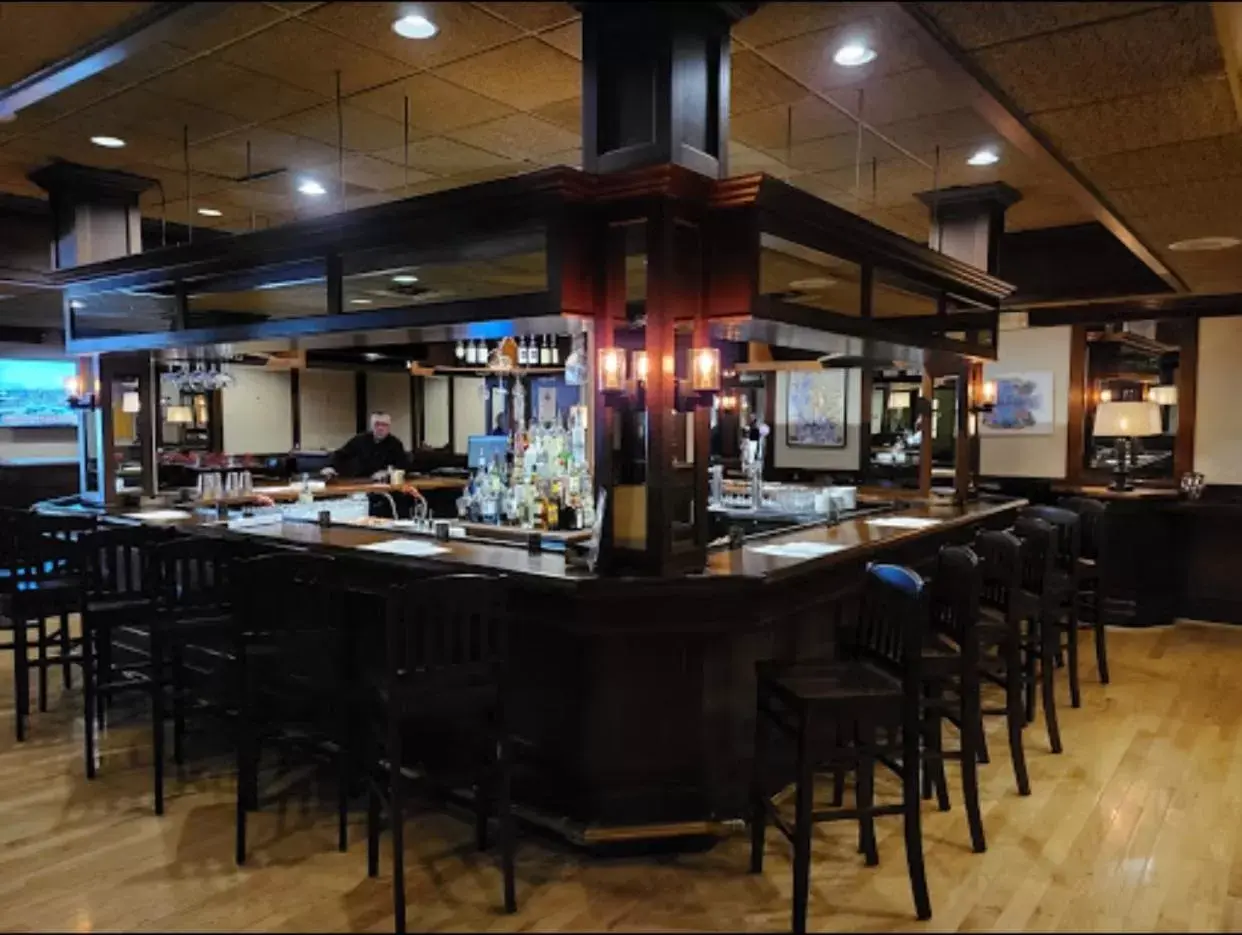 Restaurant/places to eat, Lounge/Bar in Ramada by Wyndham Seekonk Providence Area