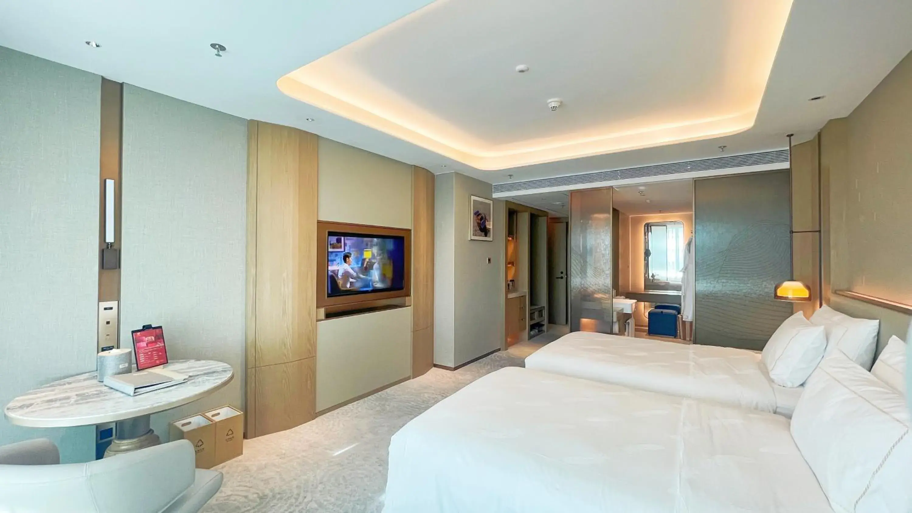 Photo of the whole room, Bed in Shenzhenair International Hotel