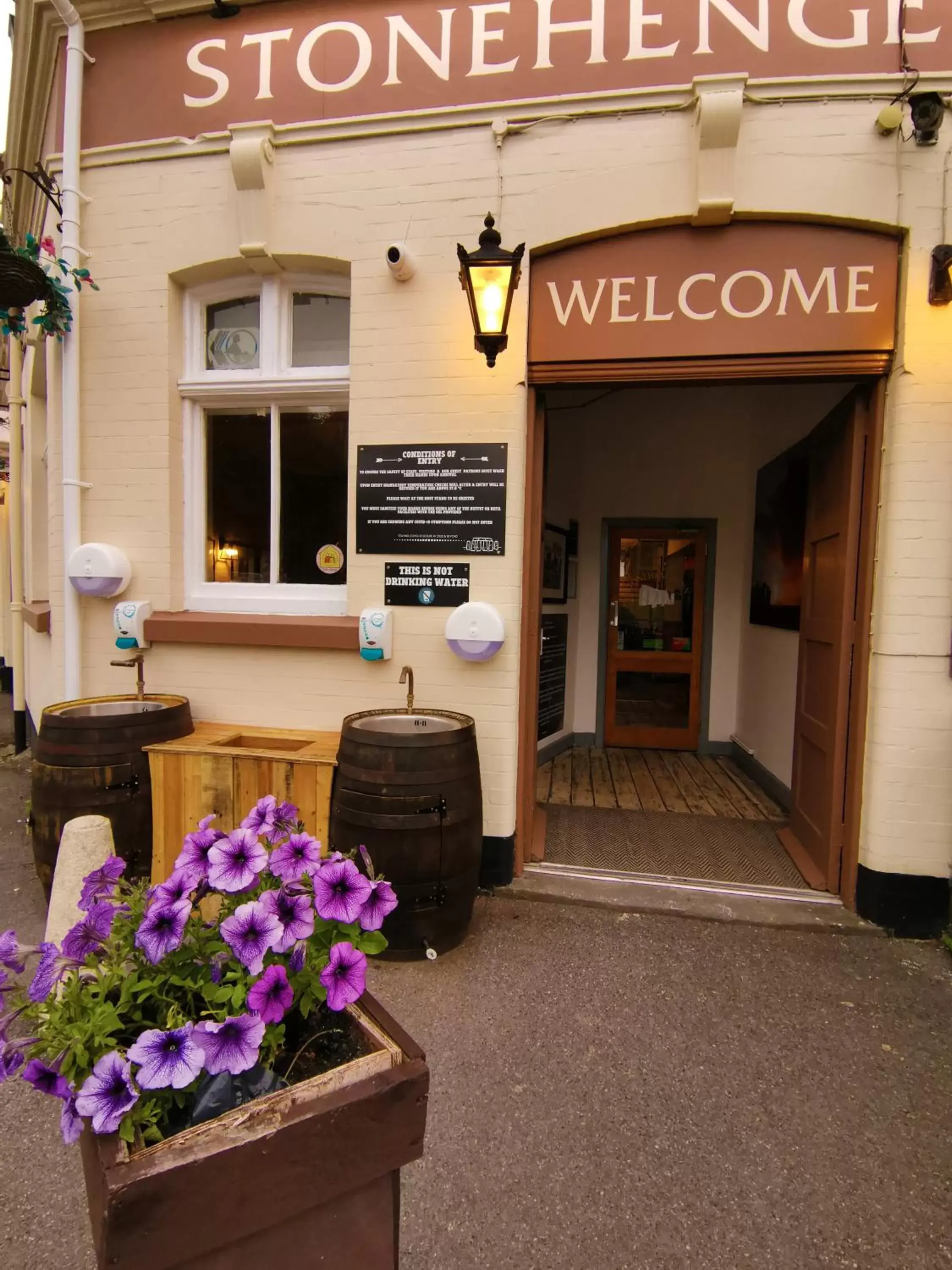 Lounge or bar in Stonehenge Inn & Shepherd's Huts