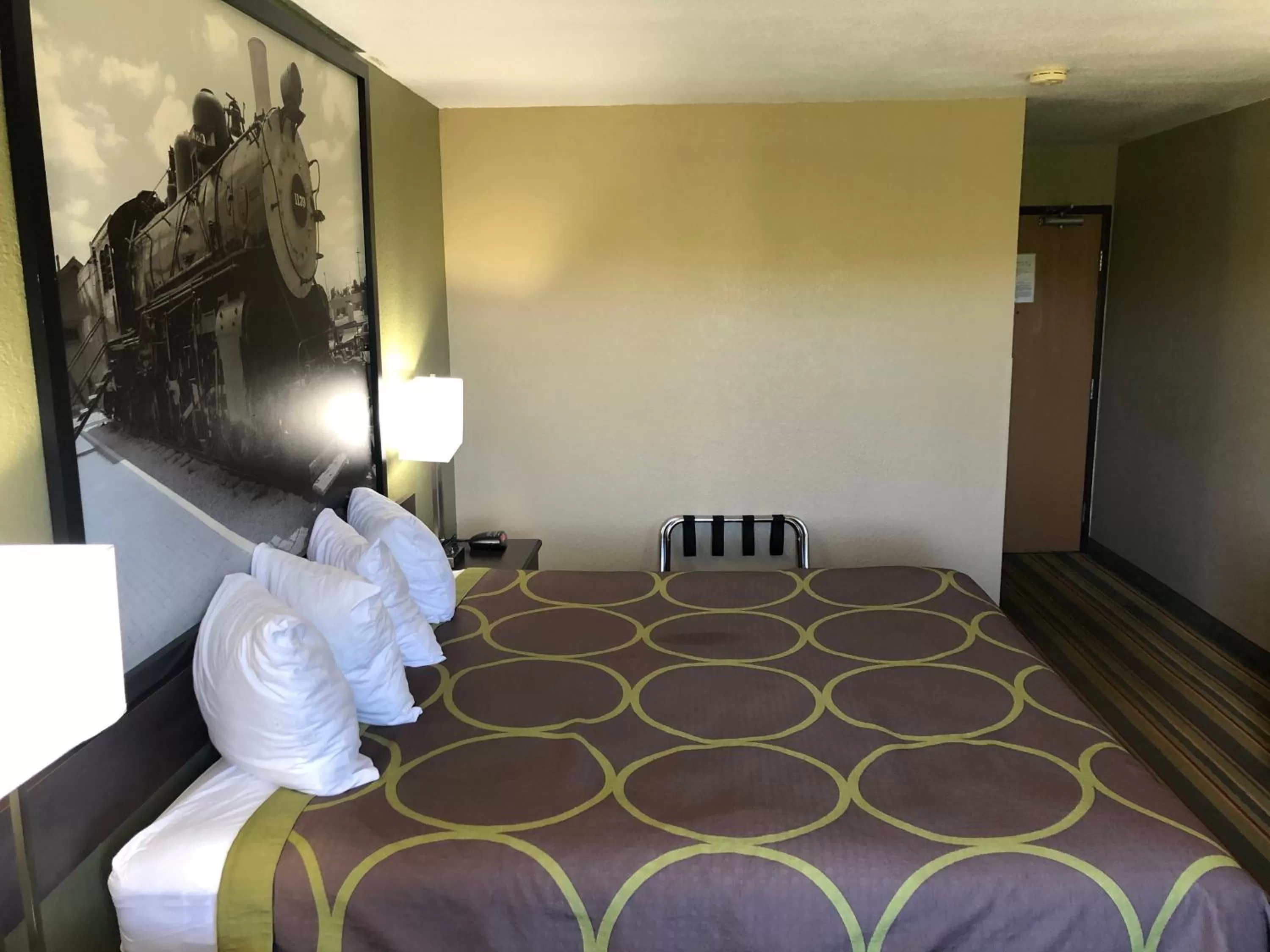 Bed in Super 8 by Wyndham Topeka/Wanamaker RD/I-70