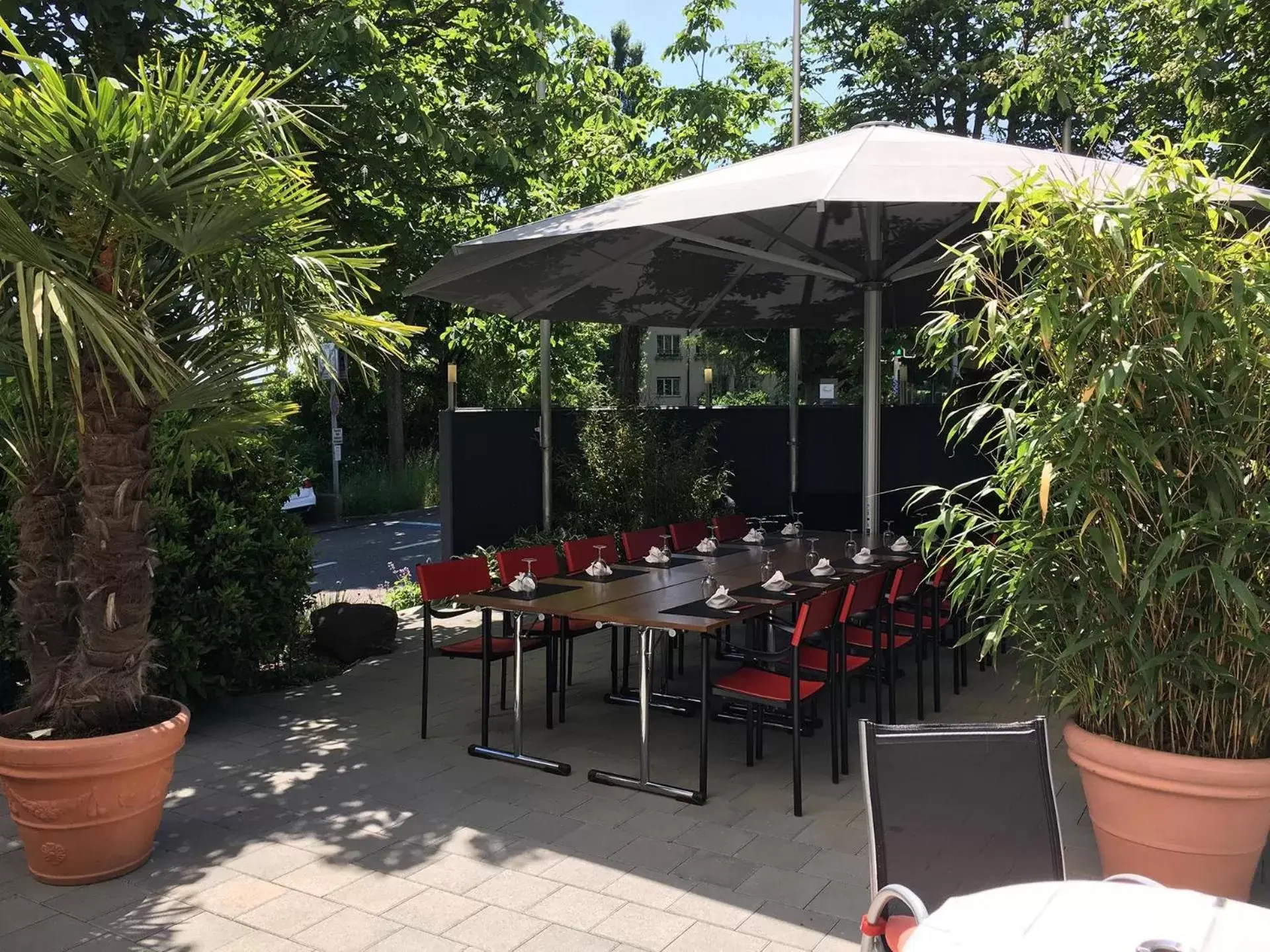 Patio, Restaurant/Places to Eat in Hotel Ambassador