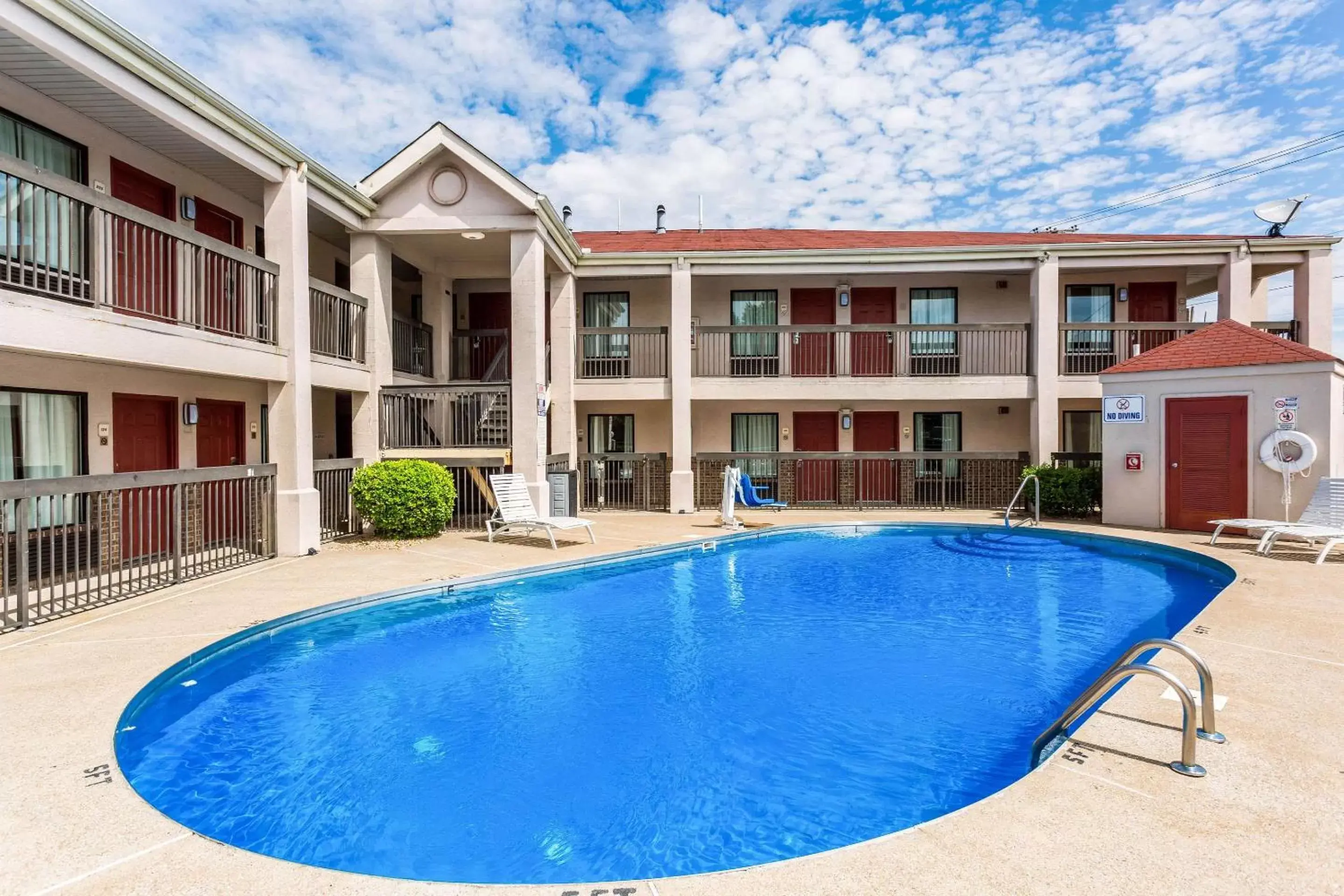 Swimming pool, Property Building in Econo Lodge Inn & Suites Nashville SE Murfreesboro - MTSU