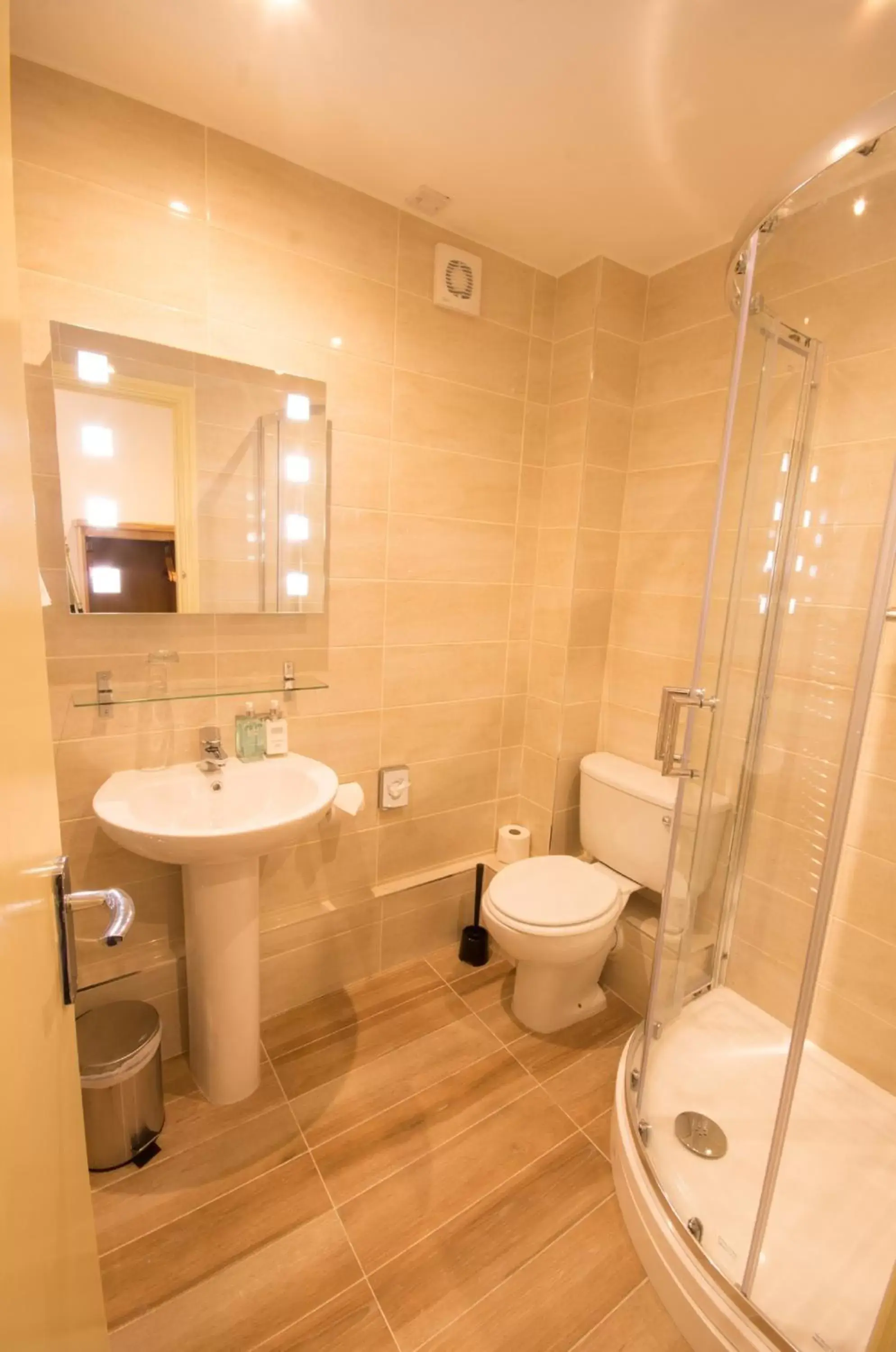 Shower, Bathroom in Wakefield Limes Lodge