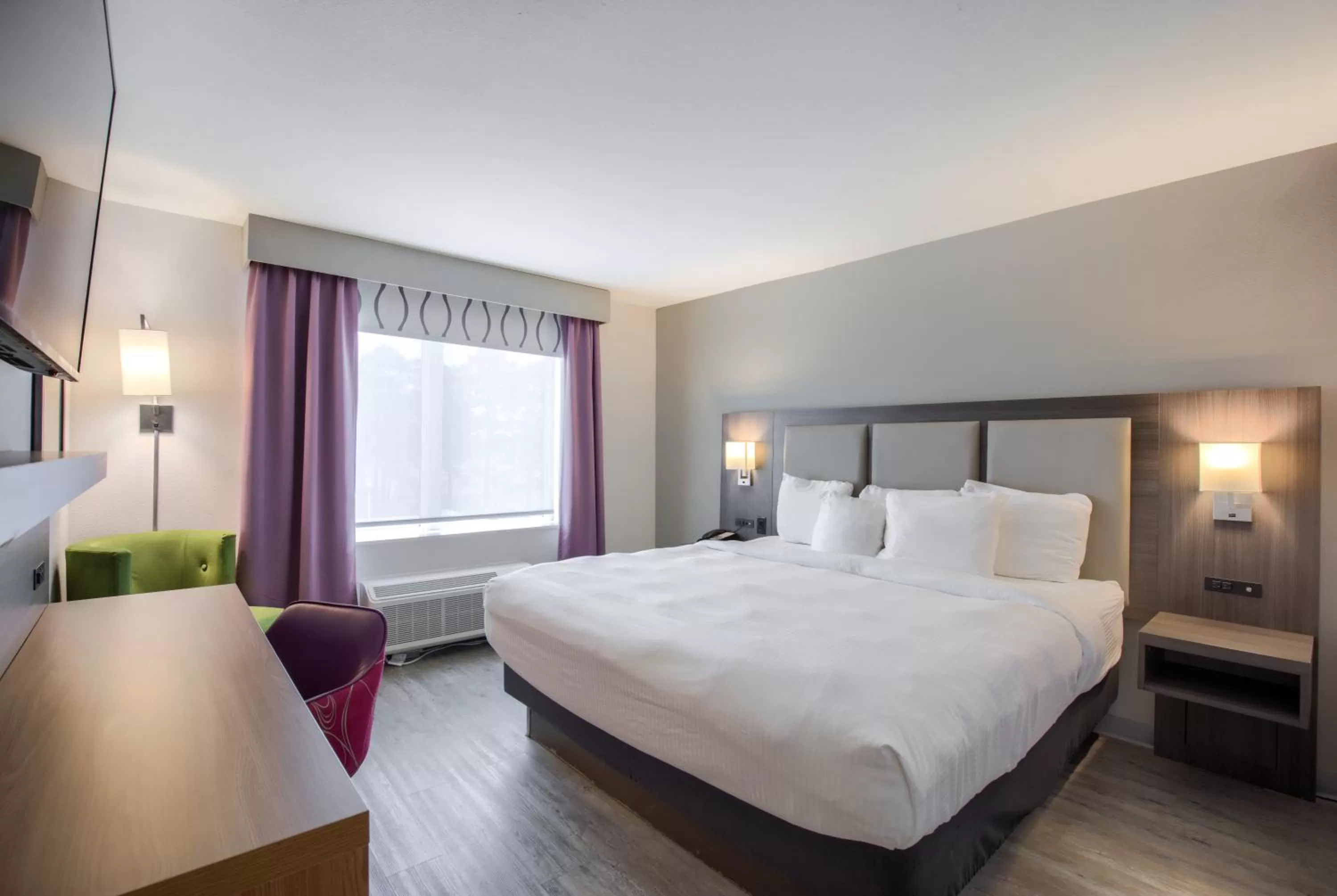 Bed in La Quinta by Wyndham Mobile