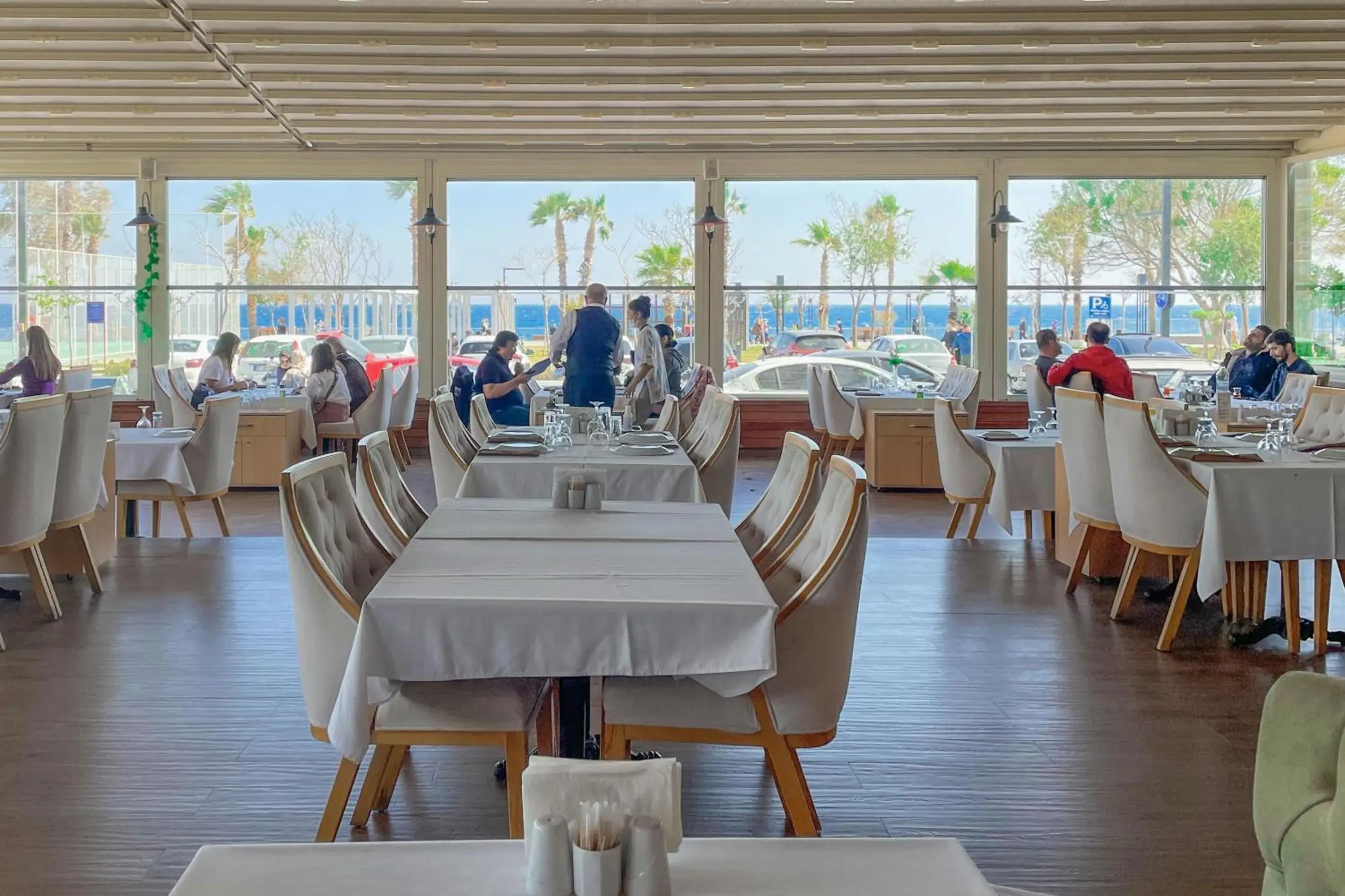 Restaurant/Places to Eat in Kristal Beach Hotel