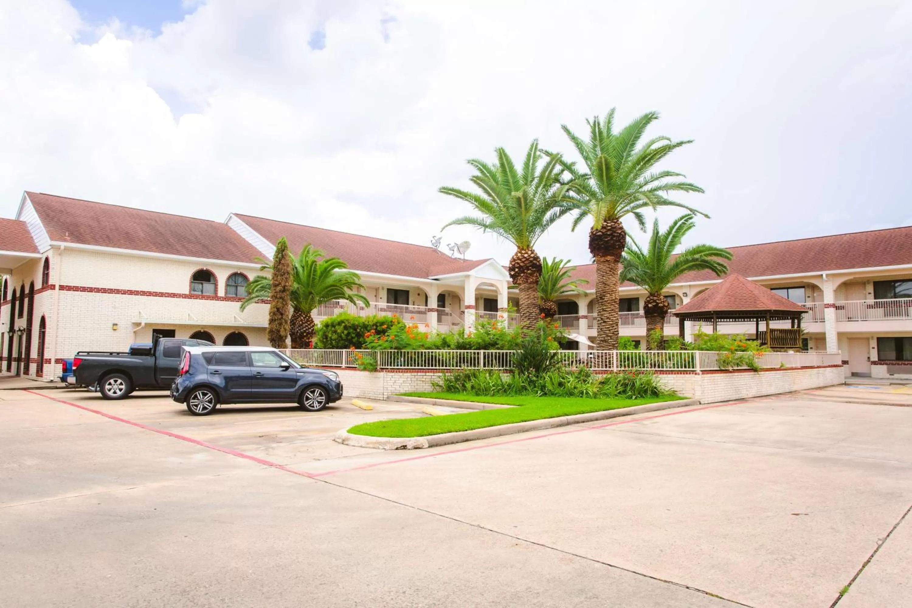 Property building in Best Western Pearland Inn