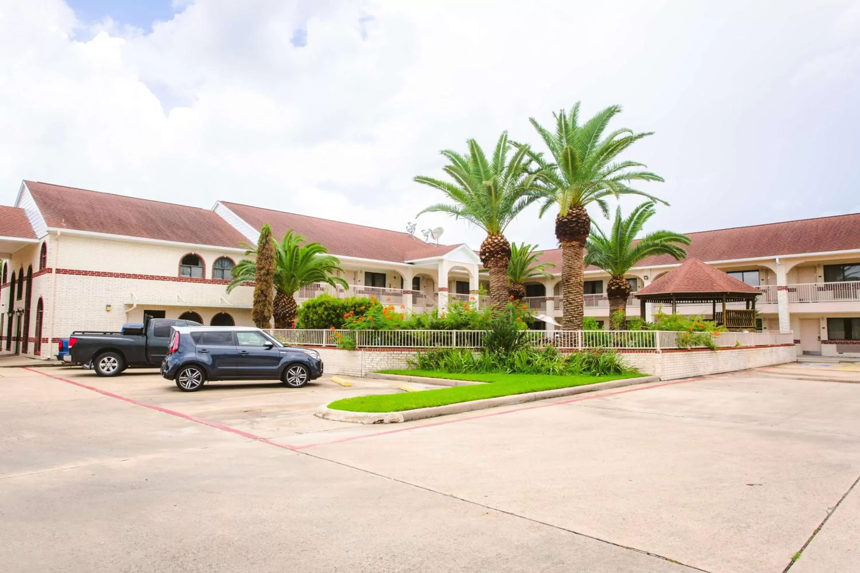 Property building in Best Western Pearland Inn Property building in Best Western Pearland Inn