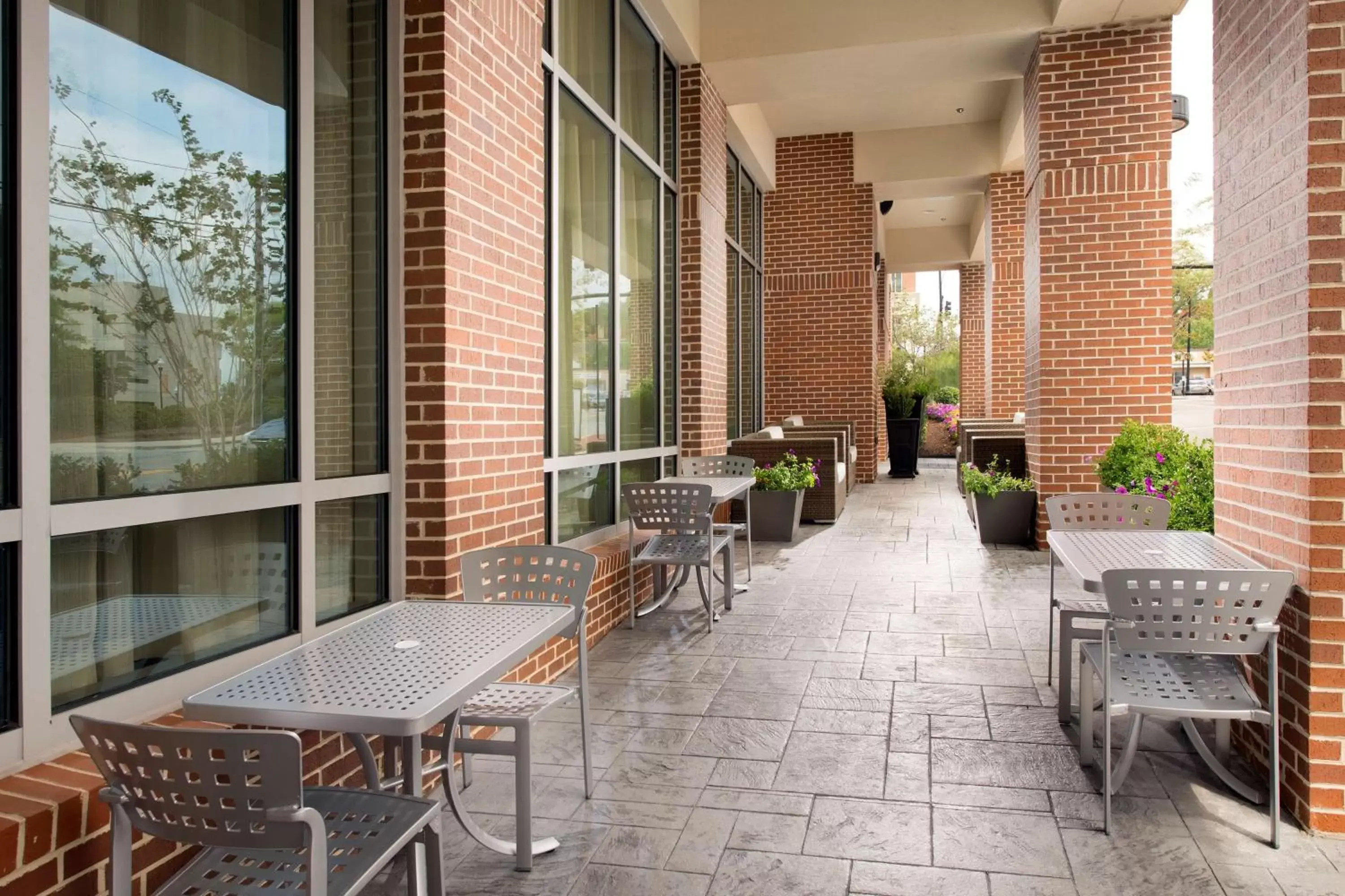 Patio, Restaurant/Places to Eat in Hampton Inn Wilmington Downtown