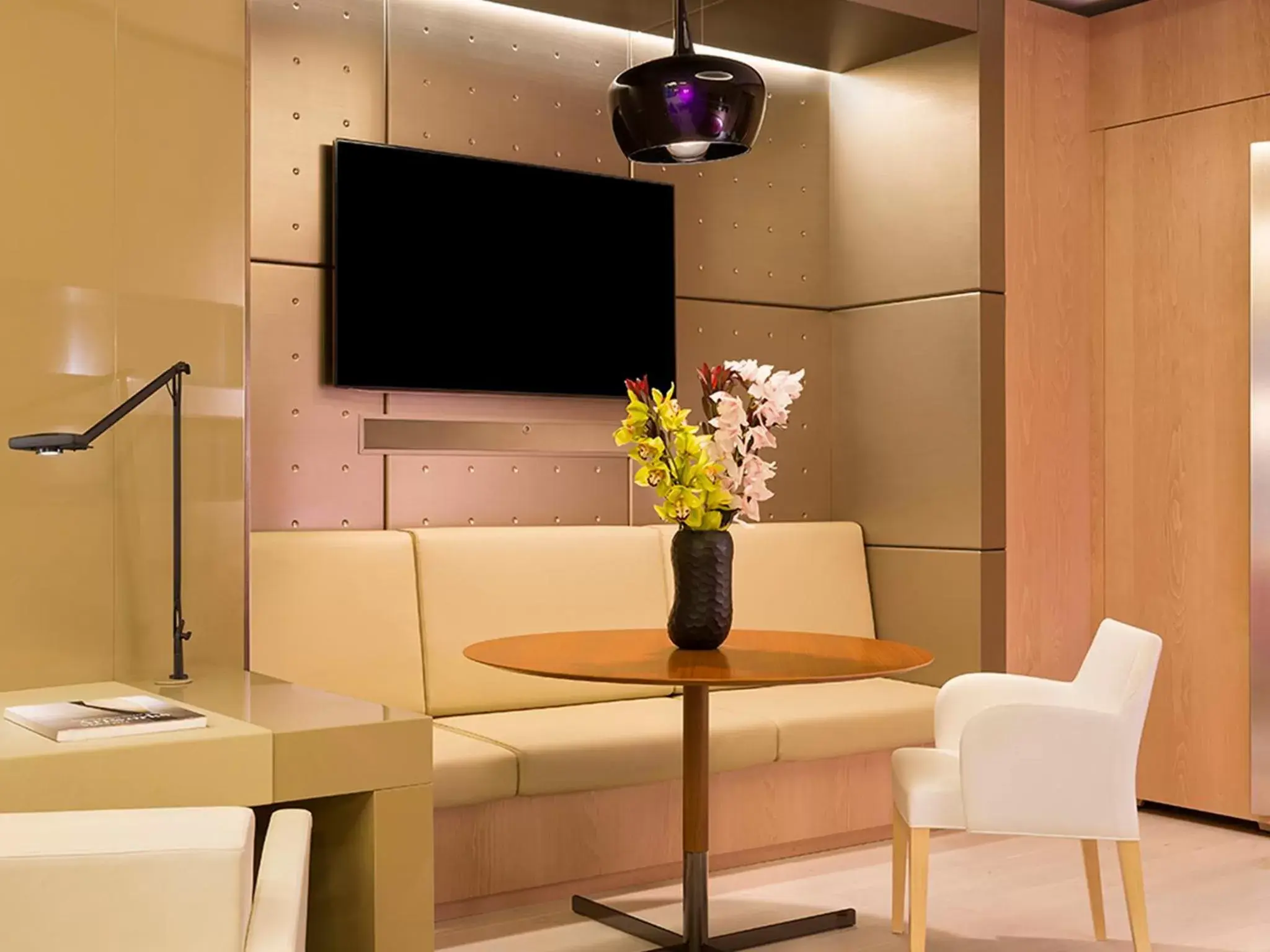 Living room, TV/Entertainment Center in Excelsior Hotel Gallia, a Luxury Collection Hotel, Milan