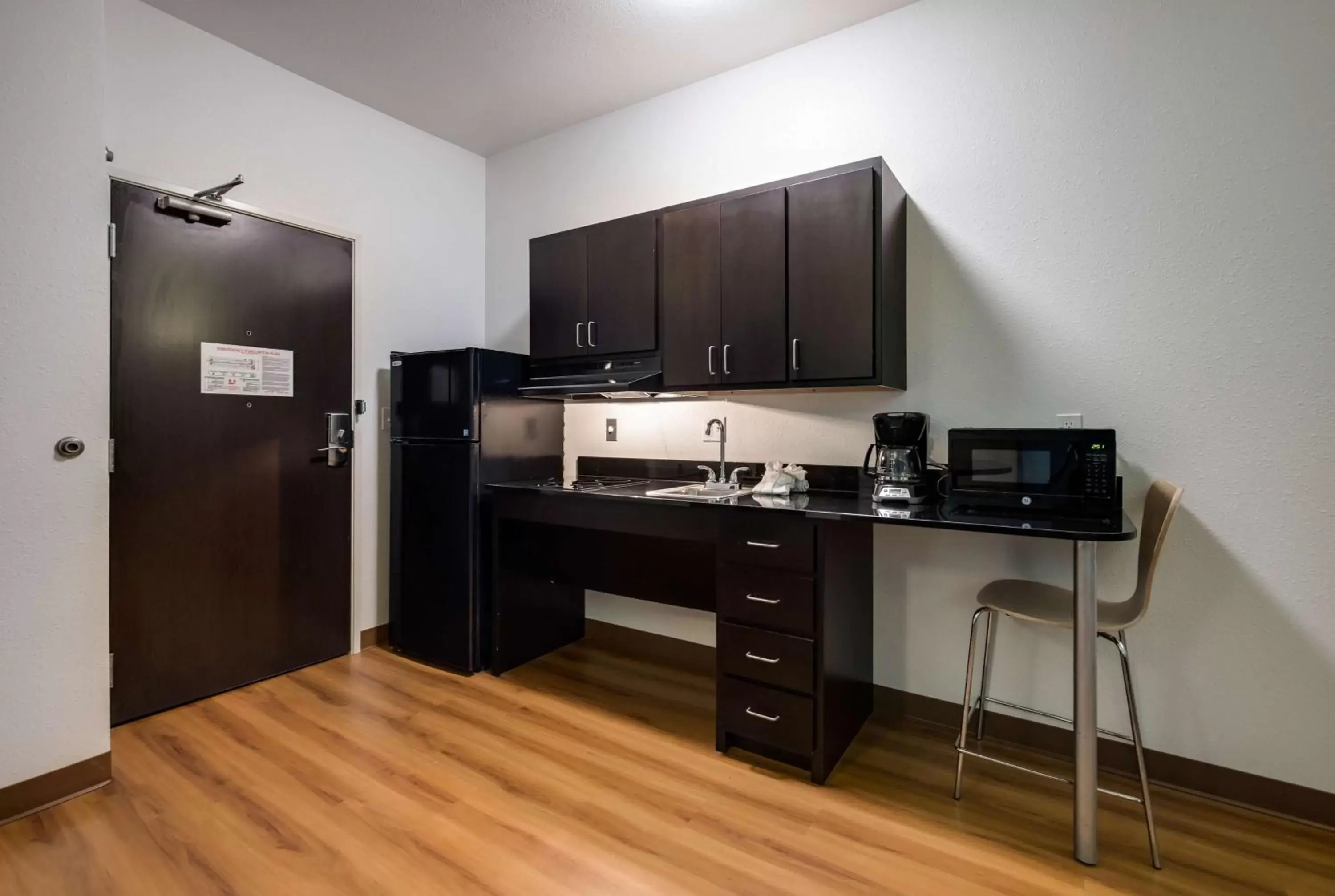 Photo of the whole room, Kitchen/Kitchenette in Motel 6-Poplar Bluff, MO