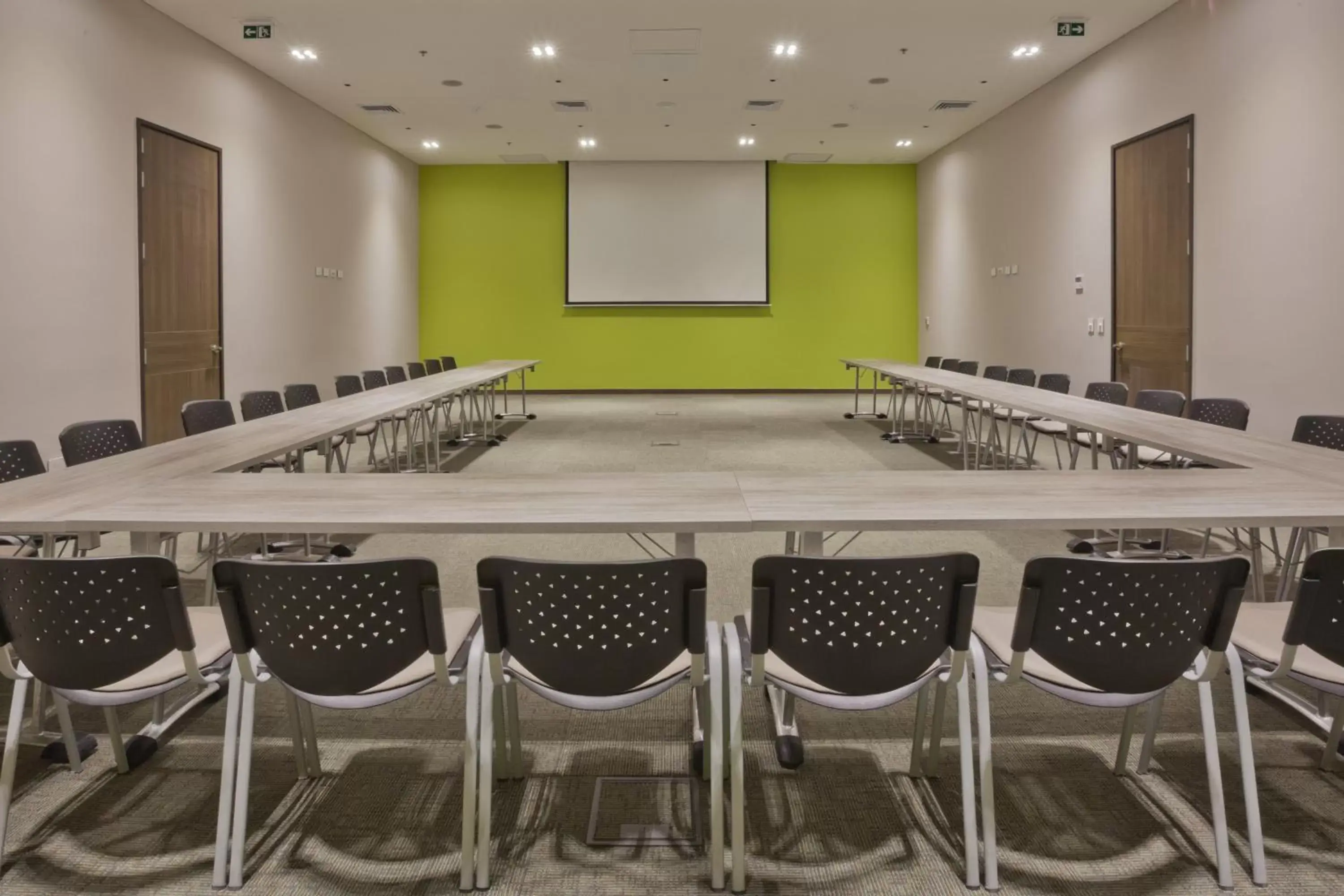 Meeting/conference room in Holiday Inn Express Yopal, an IHG Hotel