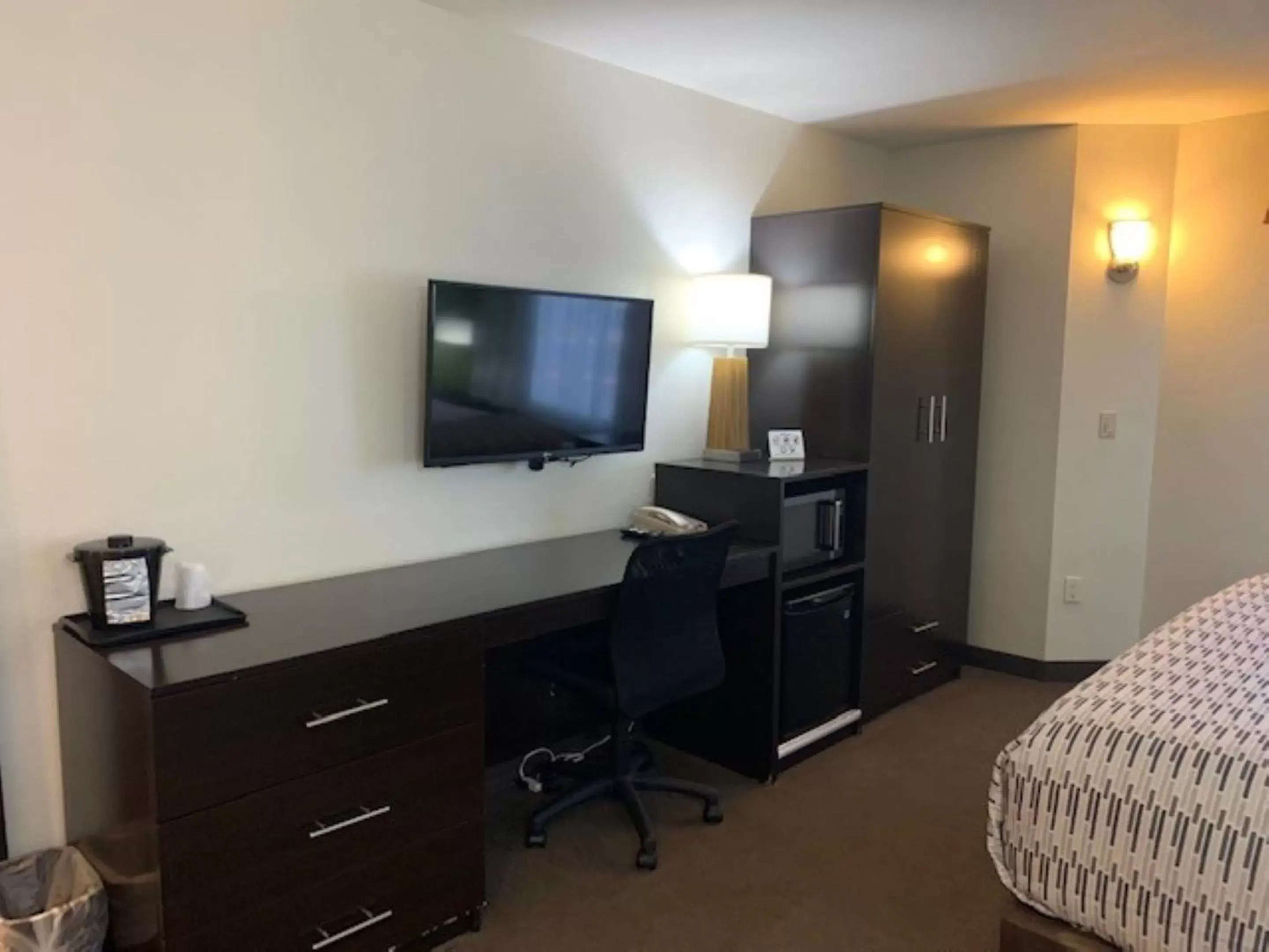 Bed, TV/Entertainment Center in Surestay Plus Hotel by Best Western Superstition Springs