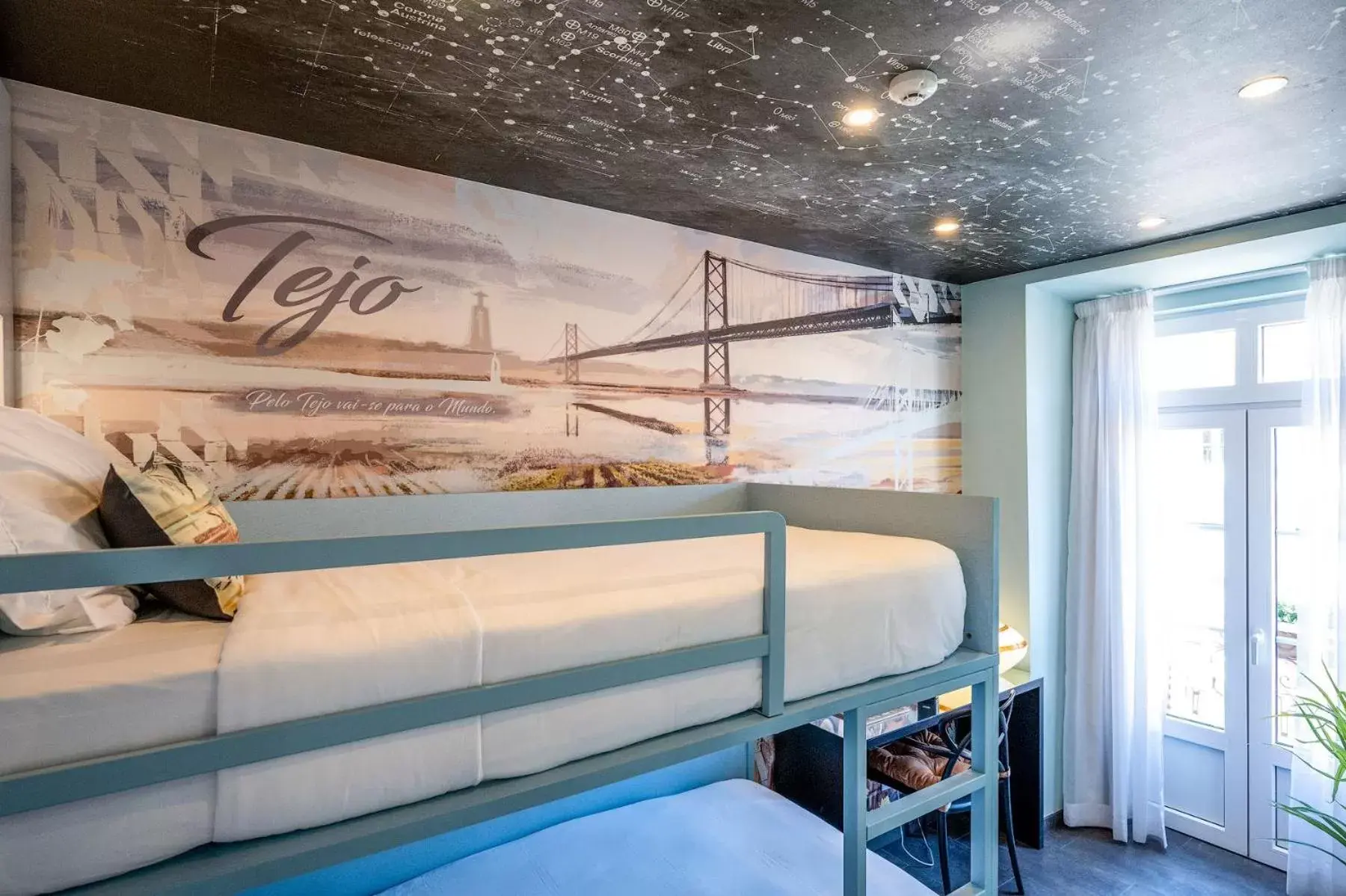 bunk bed in Lisbon Wine House - Rooms & Suites