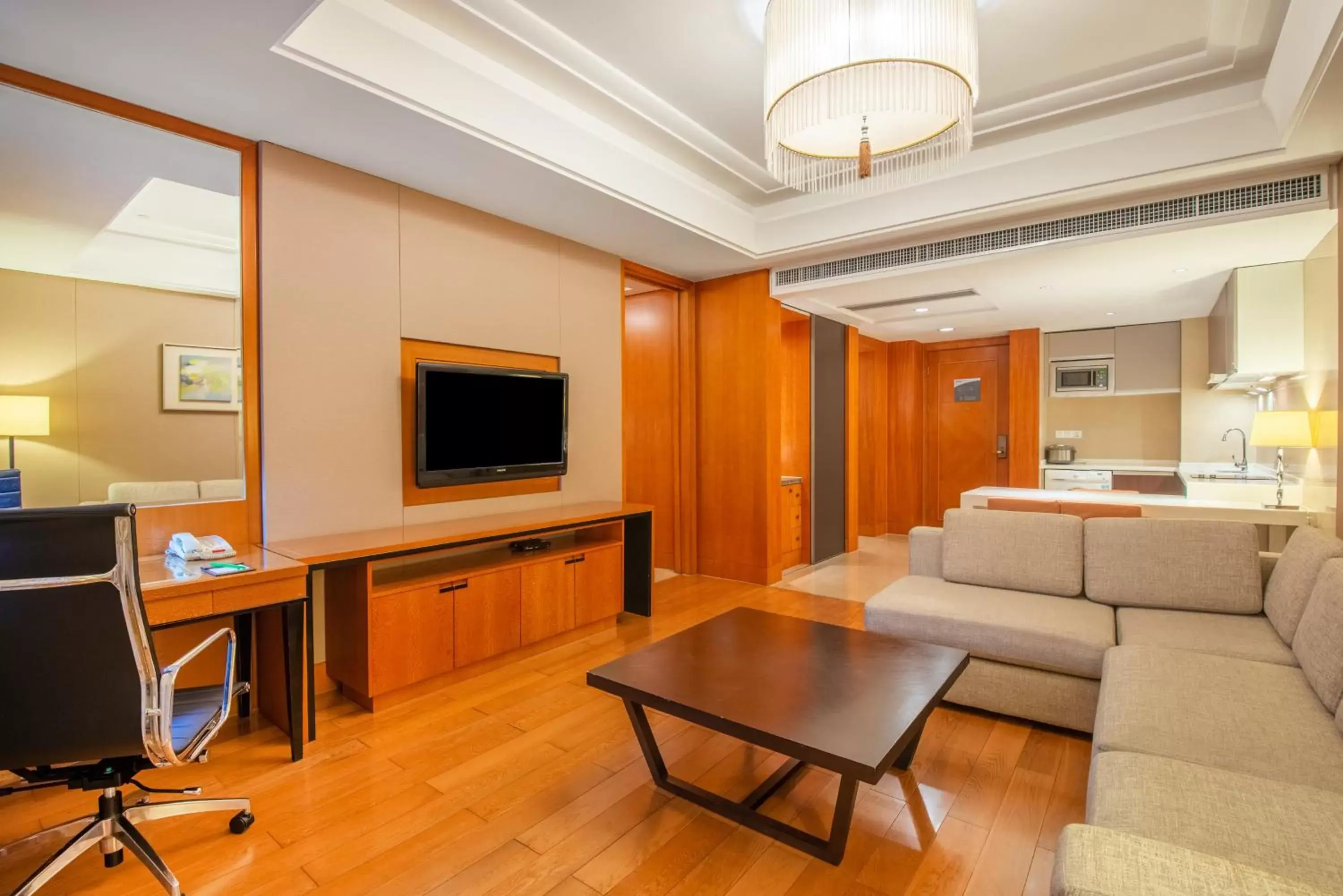 Photo of the whole room, Seating Area in Holiday Inn Hangzhou CBD, an IHG Hotel