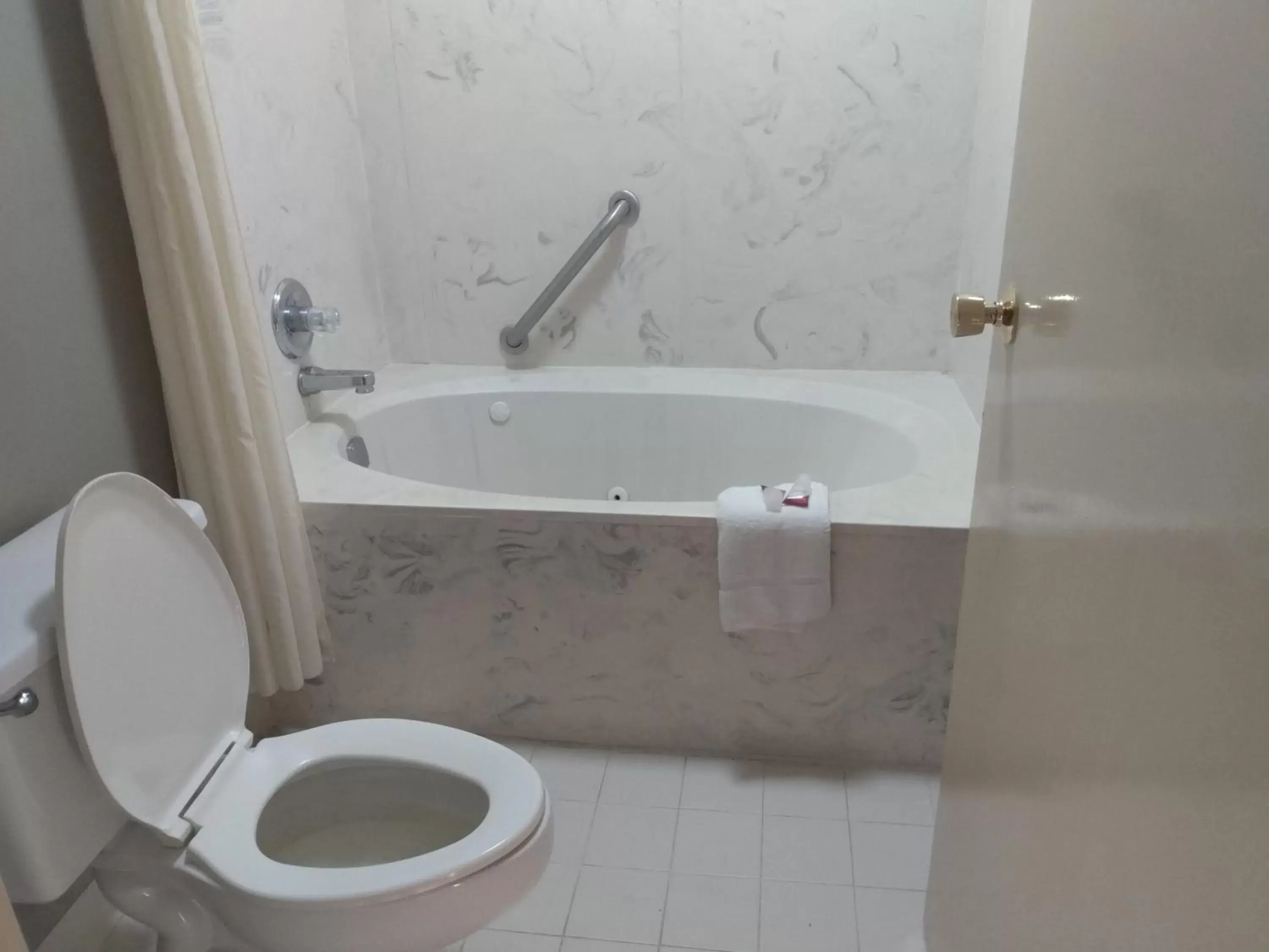 Bathroom in America's Best Value Inn Clarksdale