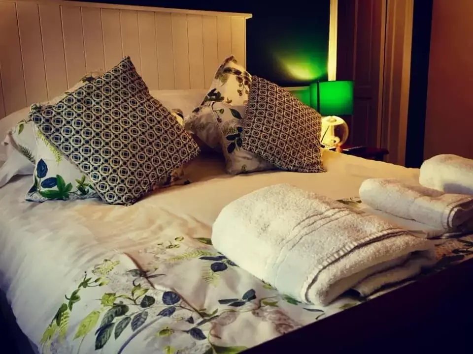Bedroom, Bed in The Highwayman Hotel
