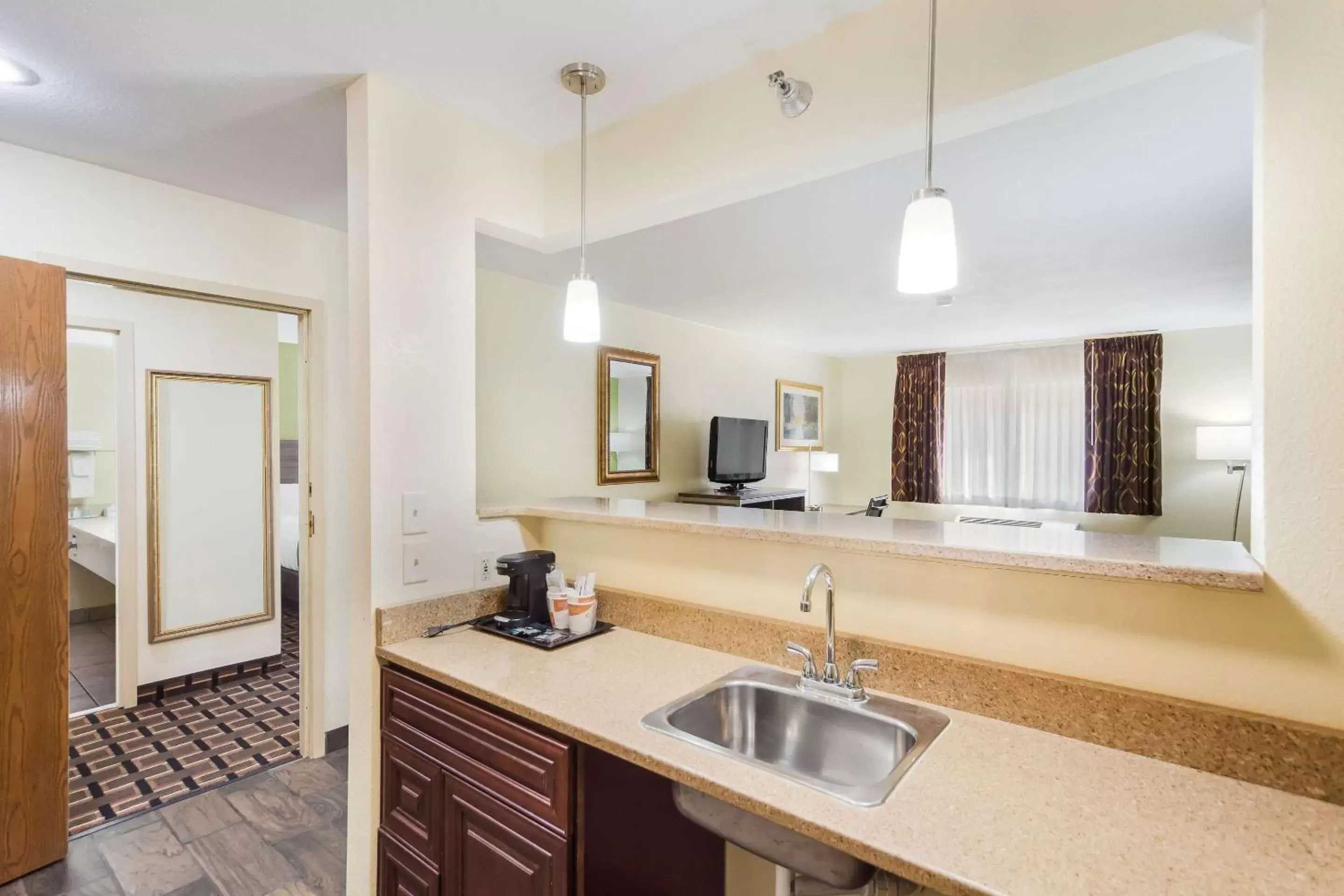 Bathroom, Kitchen/Kitchenette in Quality Inn Lincoln Cornhusker