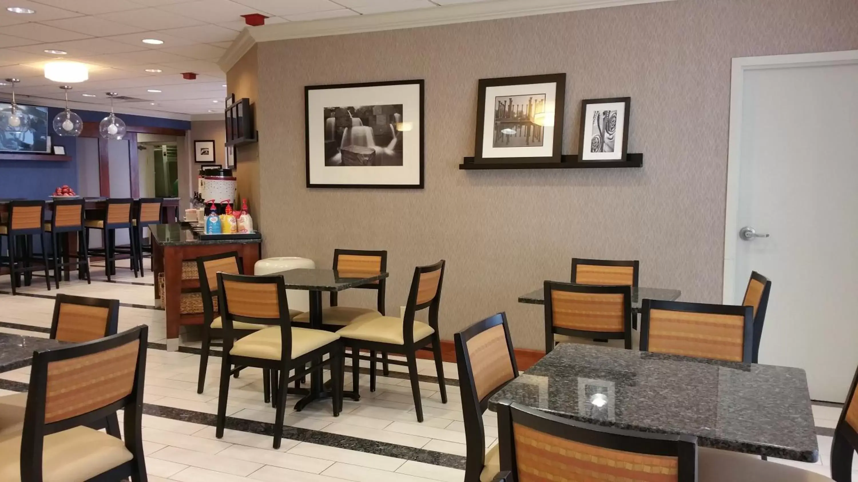 Coffee/tea facilities, Restaurant/Places to Eat in Wingate by Wyndham Springfield