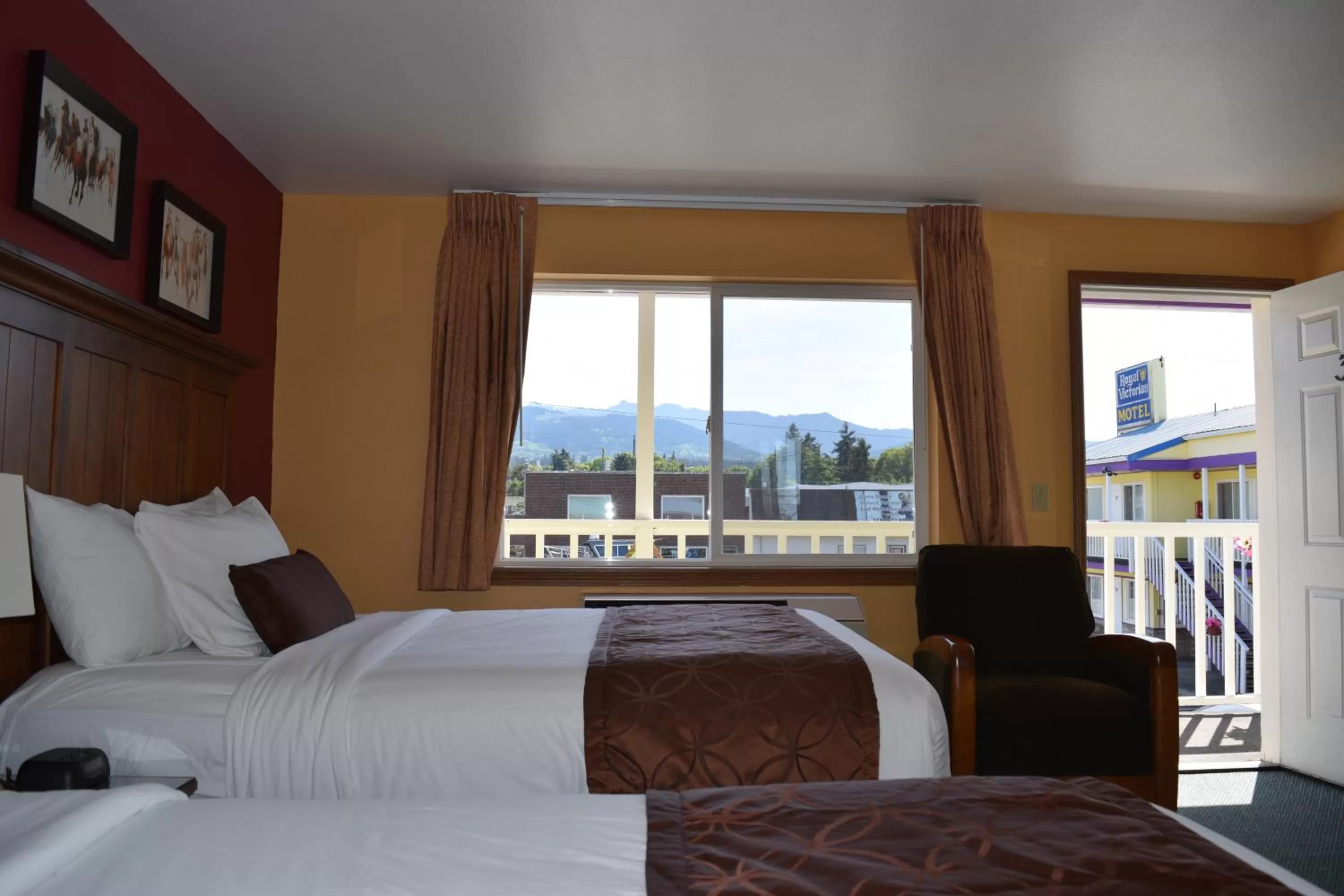 Bedroom, Bed in The Royal Victorian Motel