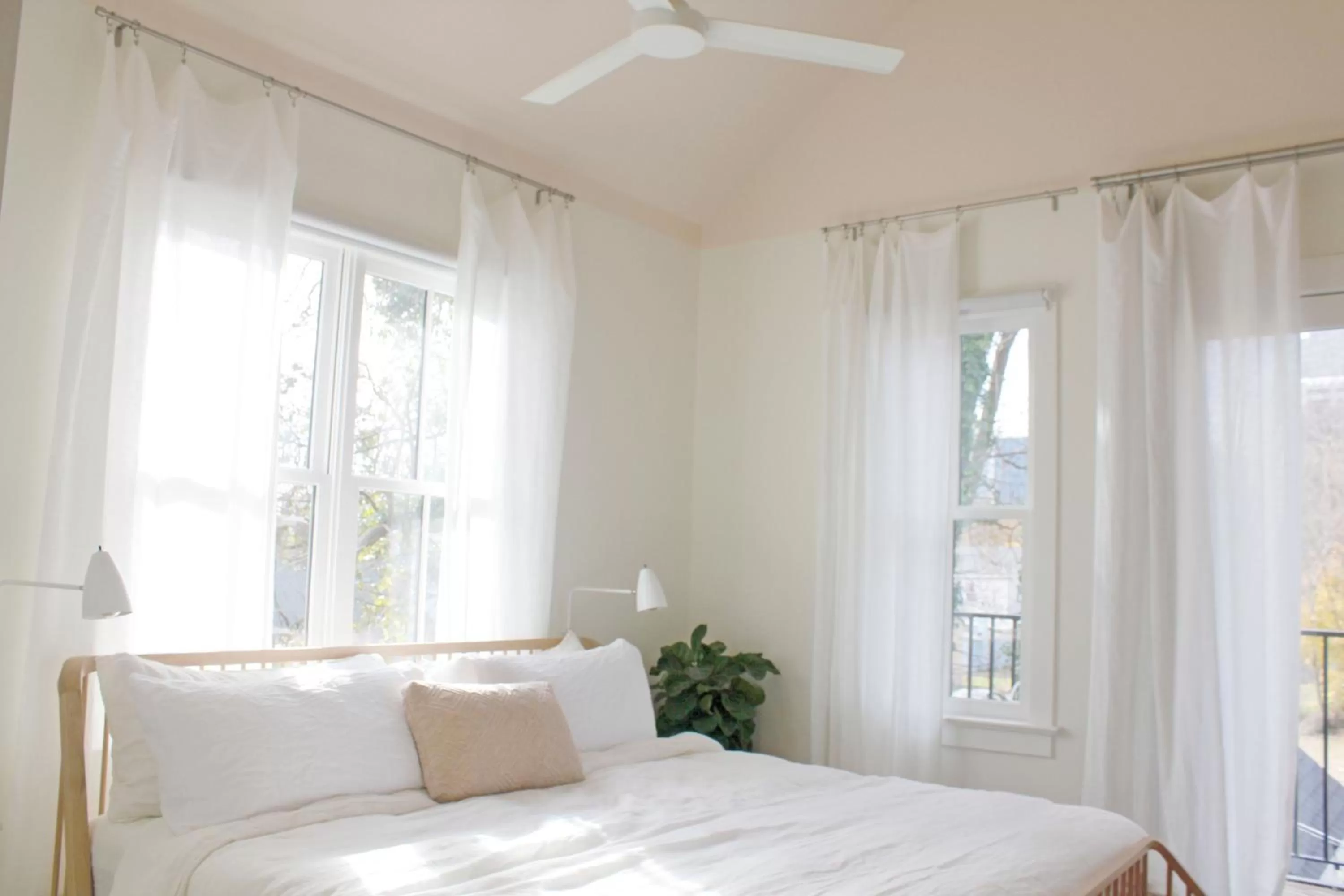 Bed in Guest House Raleigh