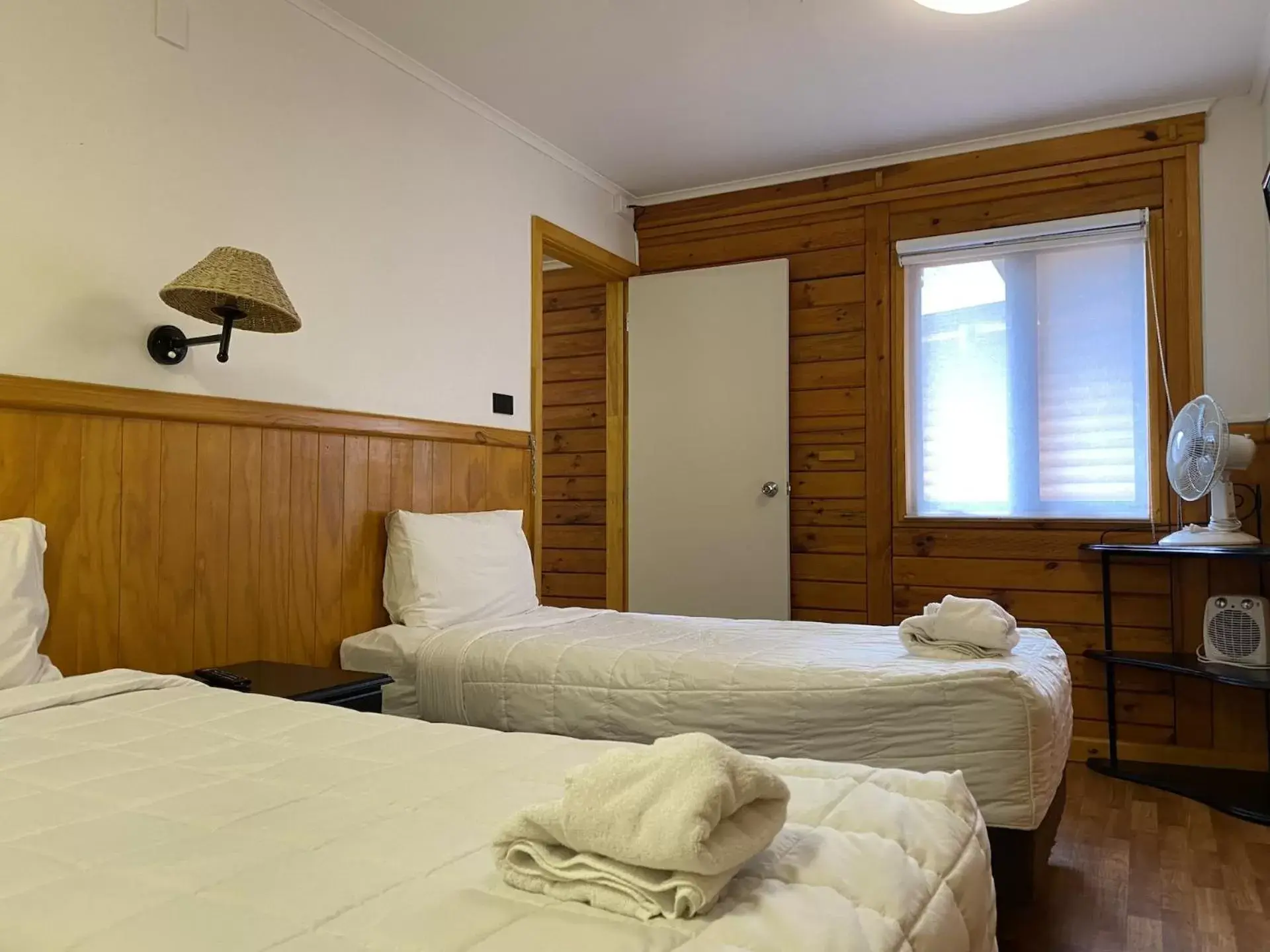Photo of the whole room, Bed in Lakefront Lodge Taupo