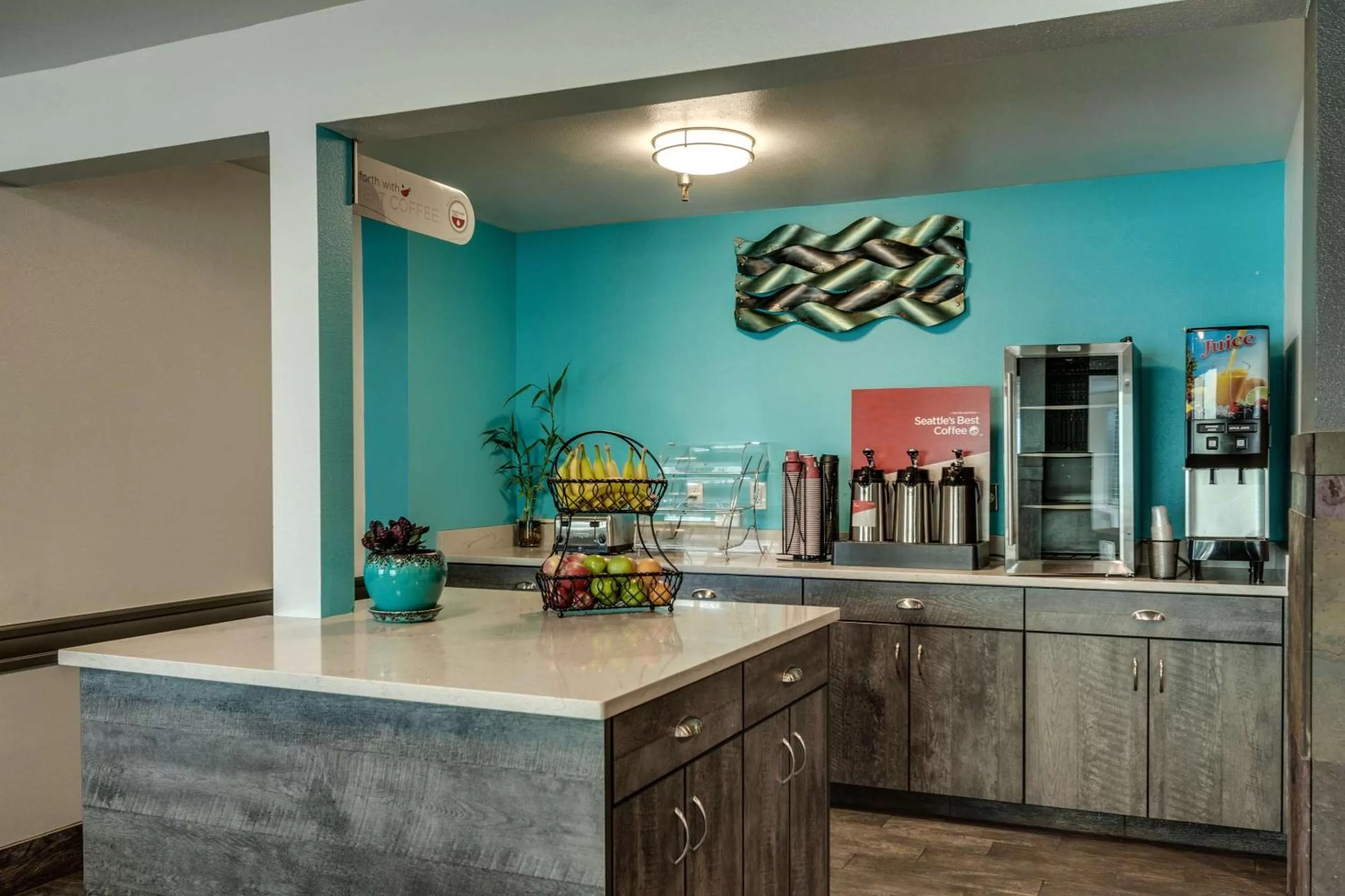 Restaurant/places to eat in SureStay Plus Hotel by Best Western Post Falls