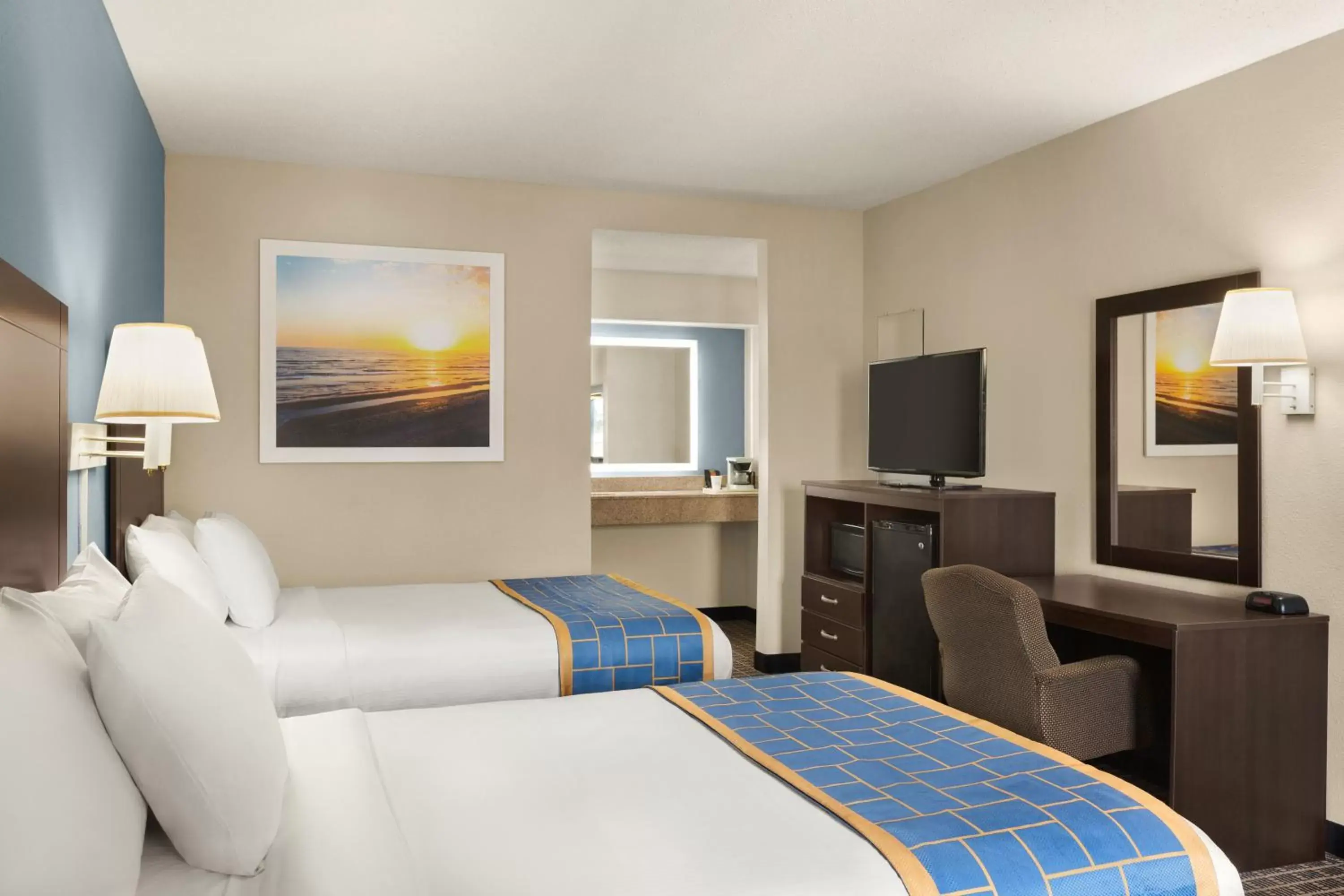 Bed in Days Inn & Suites by Wyndham Savannah Midtown