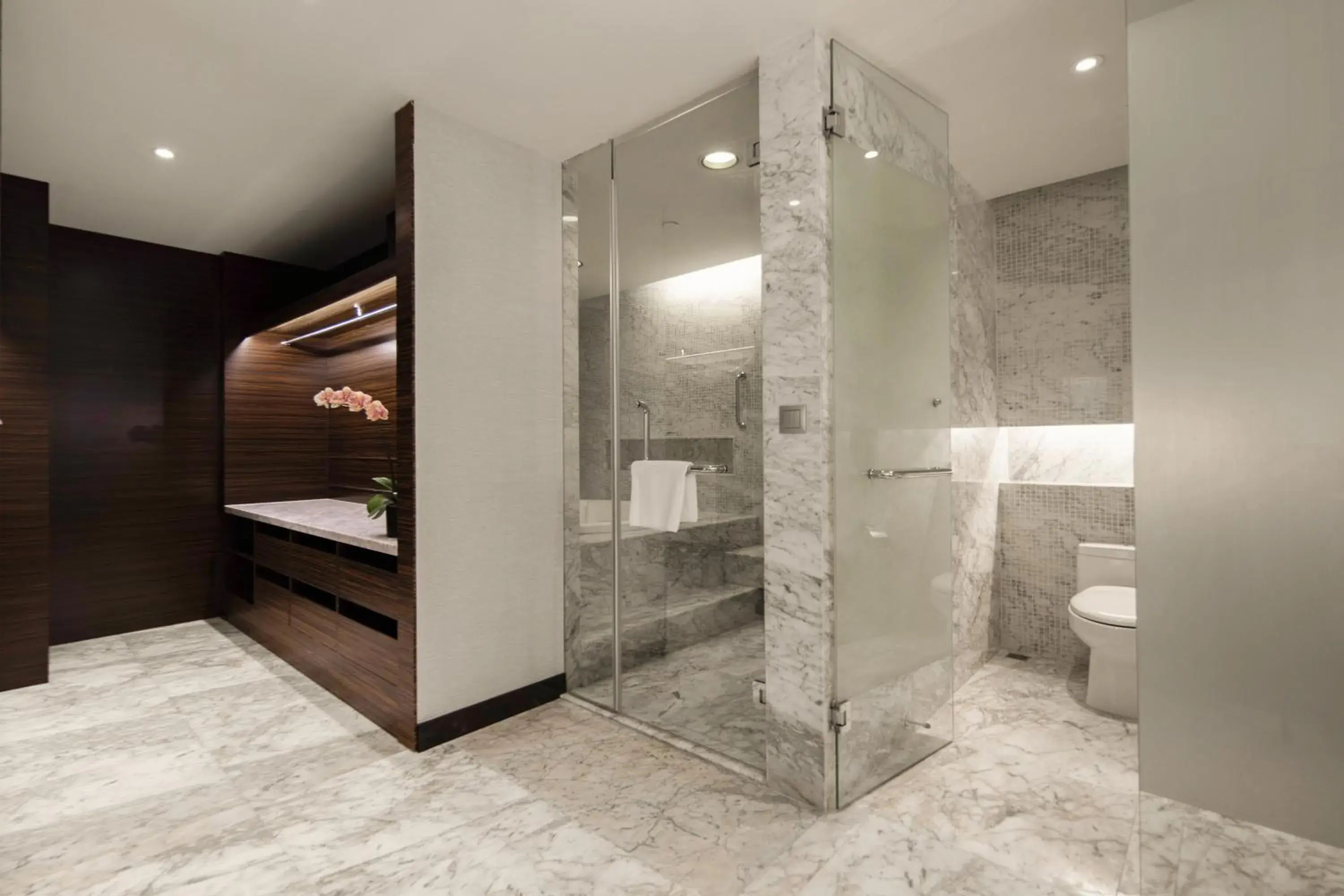 Photo of the whole room, Bathroom in Holiday Inn Shanghai Hongqiao West, an IHG Hotel