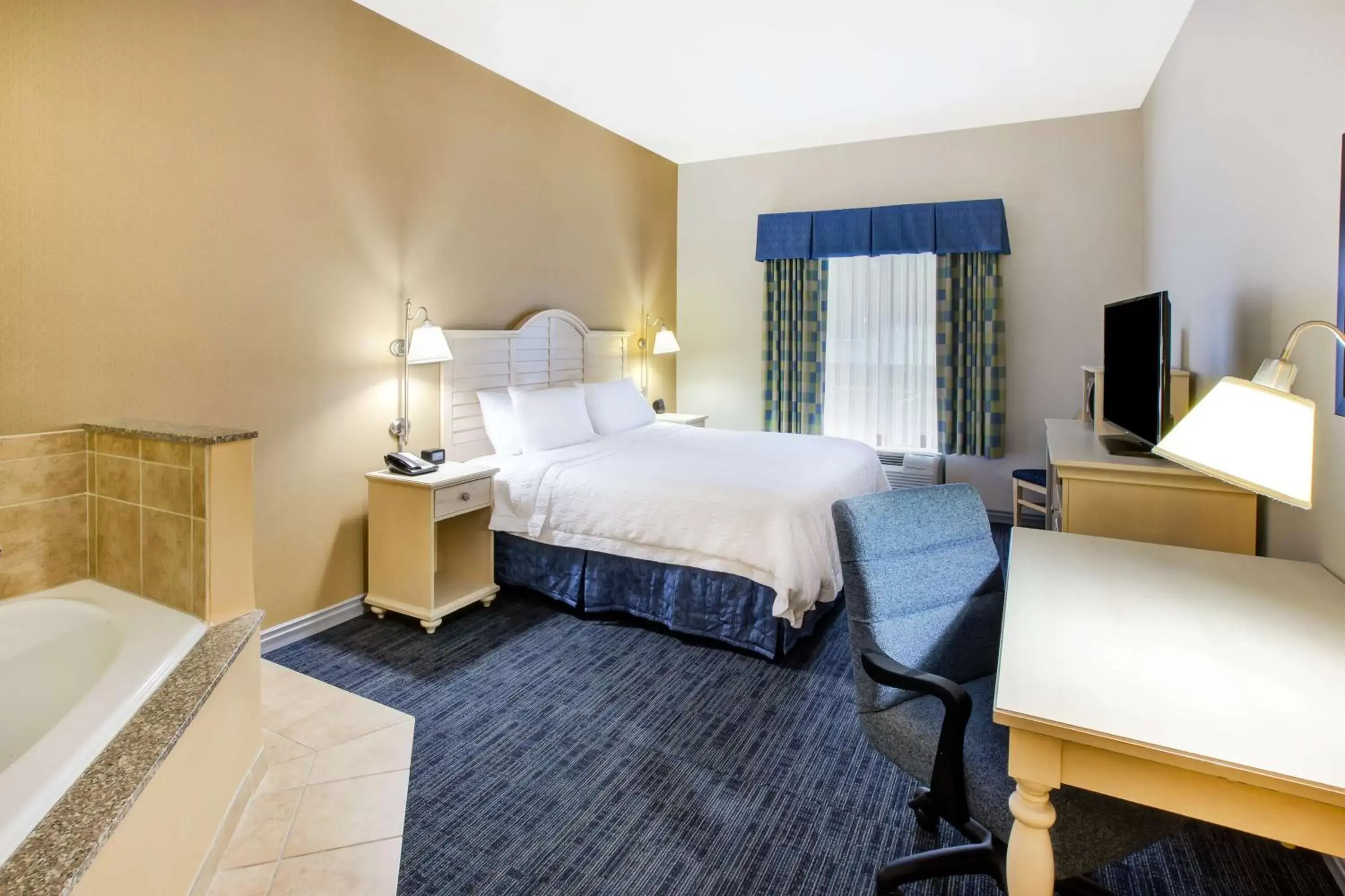 Bedroom, Bed in Hampton Inn & Suites - Cape Cod / West Yarmouth