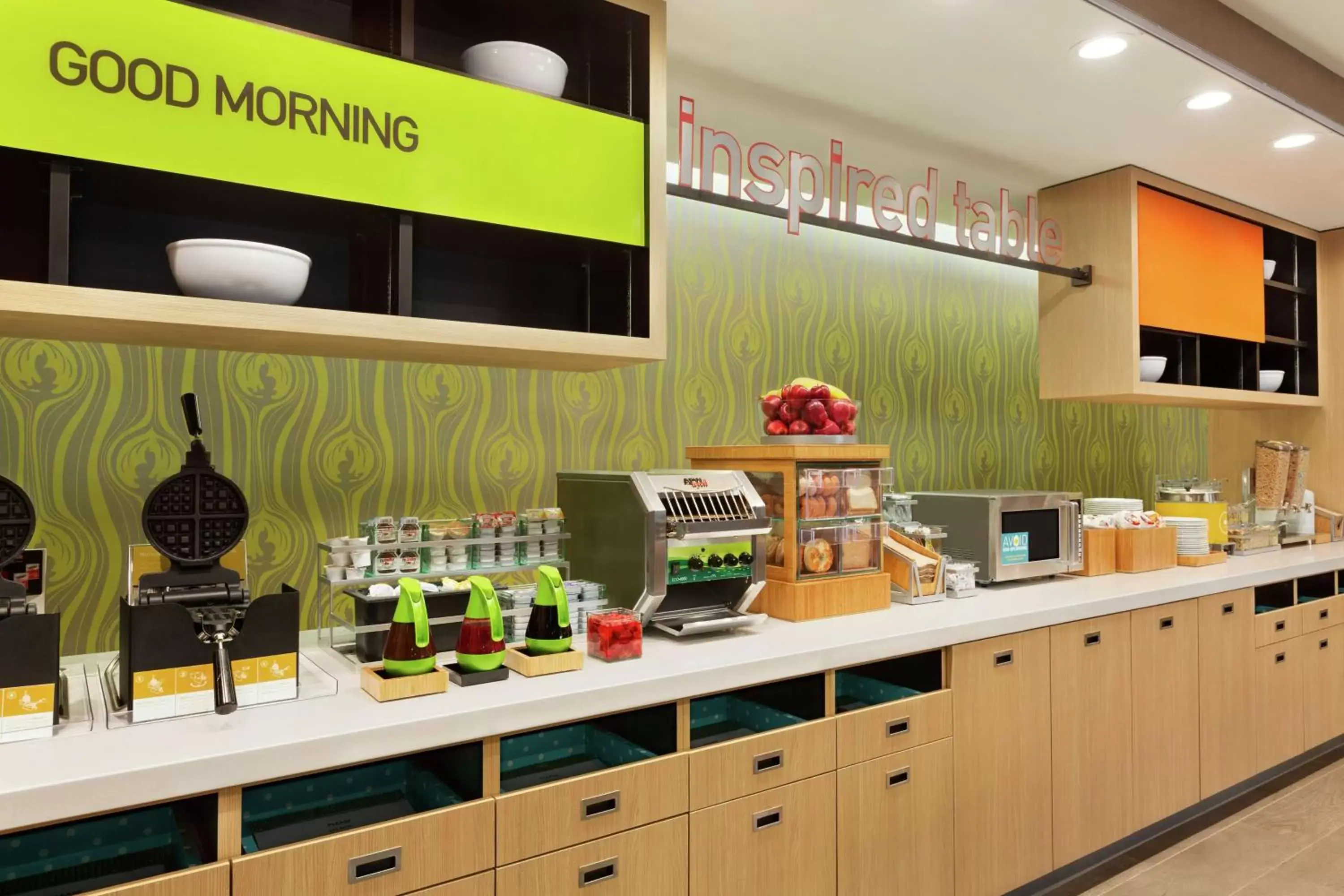 Breakfast, Kitchen/Kitchenette in Home2 Suites By Hilton Portland Airport