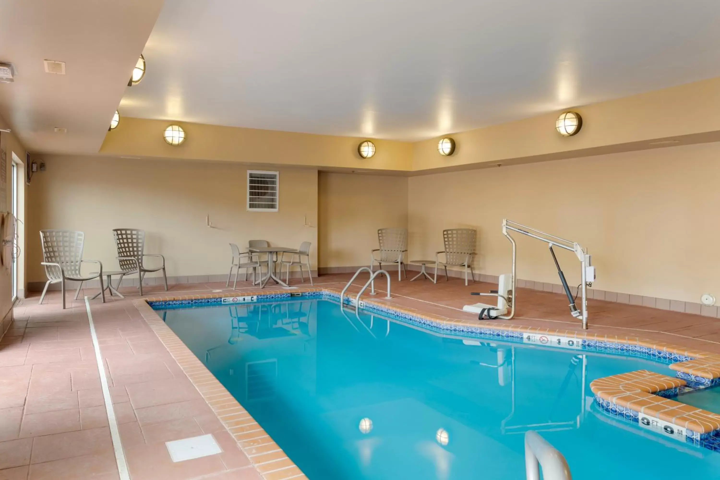 Swimming Pool in Comfort Inn Huntsville near University