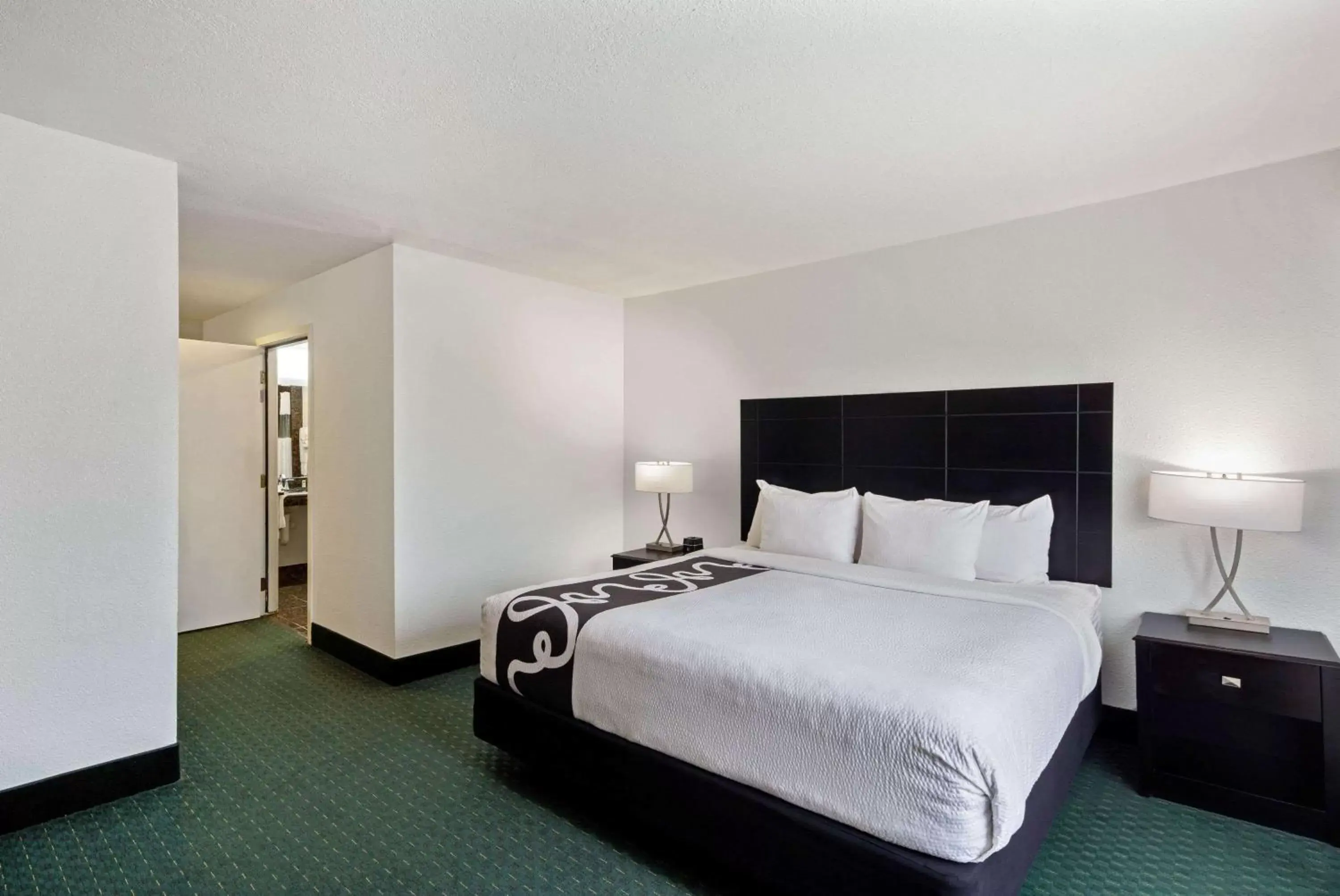 Photo of the whole room, Bed in University Inn & Suites Berkeley Photo of the whole room, Bed in University Inn & Suites Berkeley