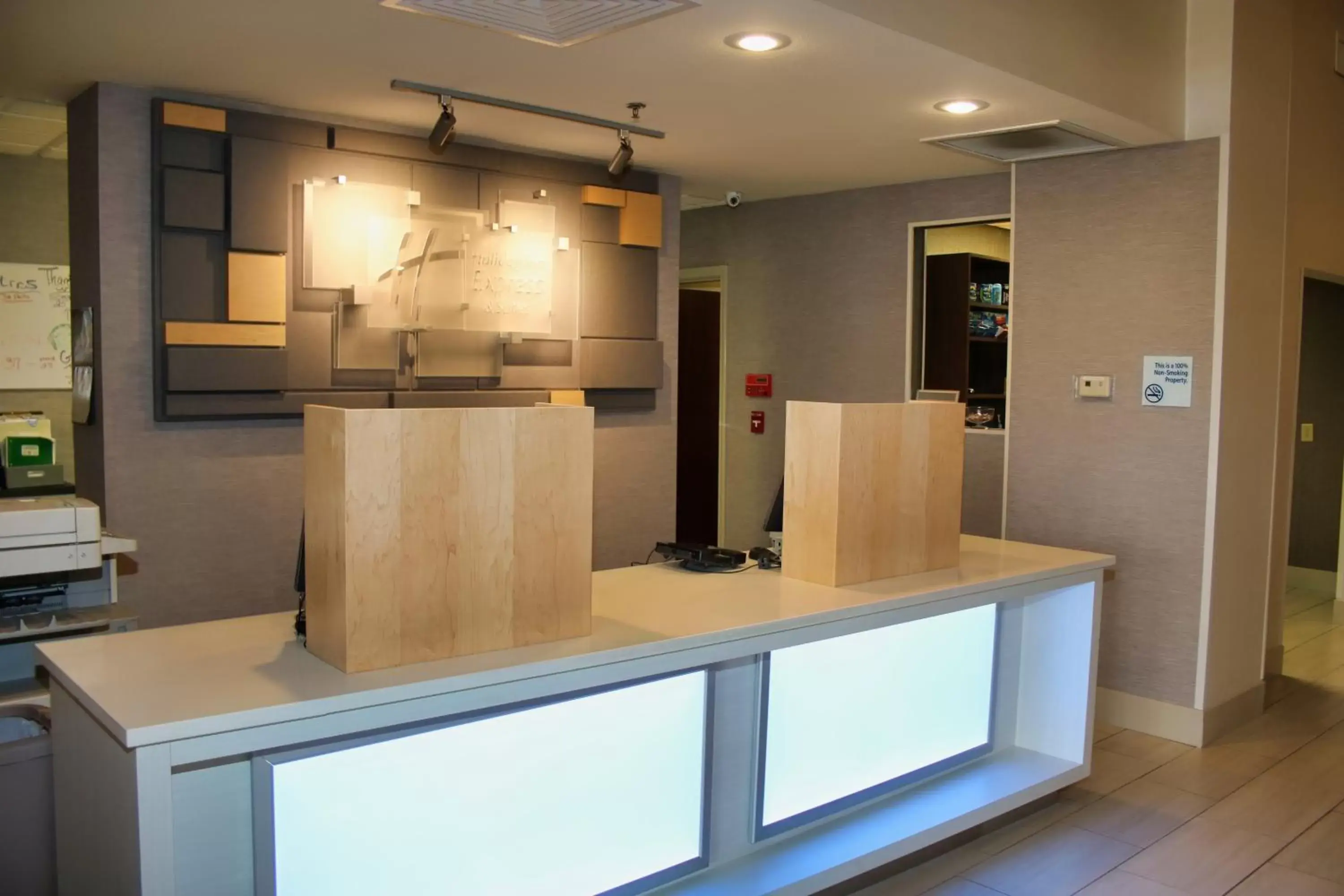 Lobby or reception, Kitchen/Kitchenette in Holiday Inn Express, an IHG Hotel