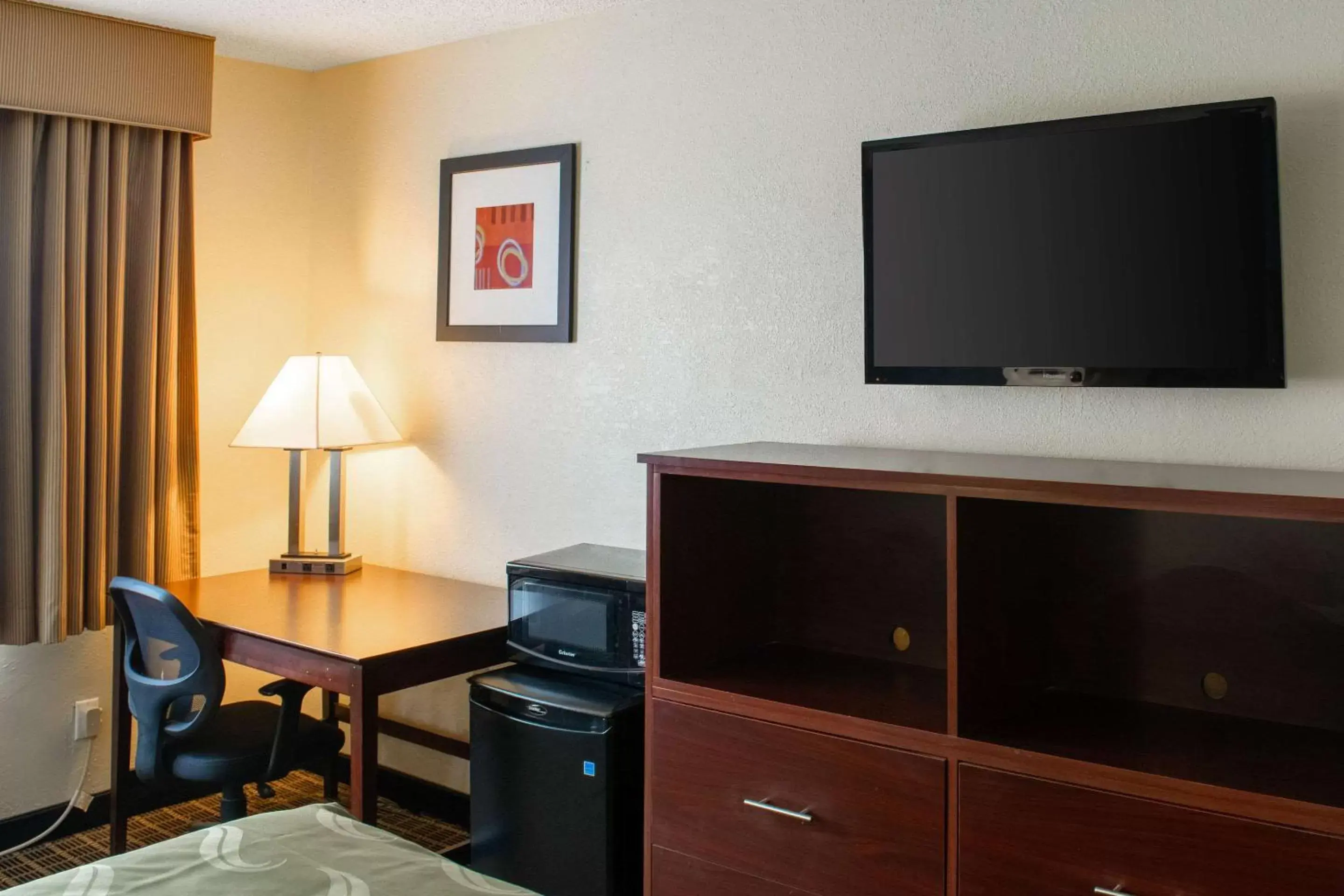 Photo of the whole room, TV/Entertainment Center in Quality Inn Plainfield - Indianapolis West