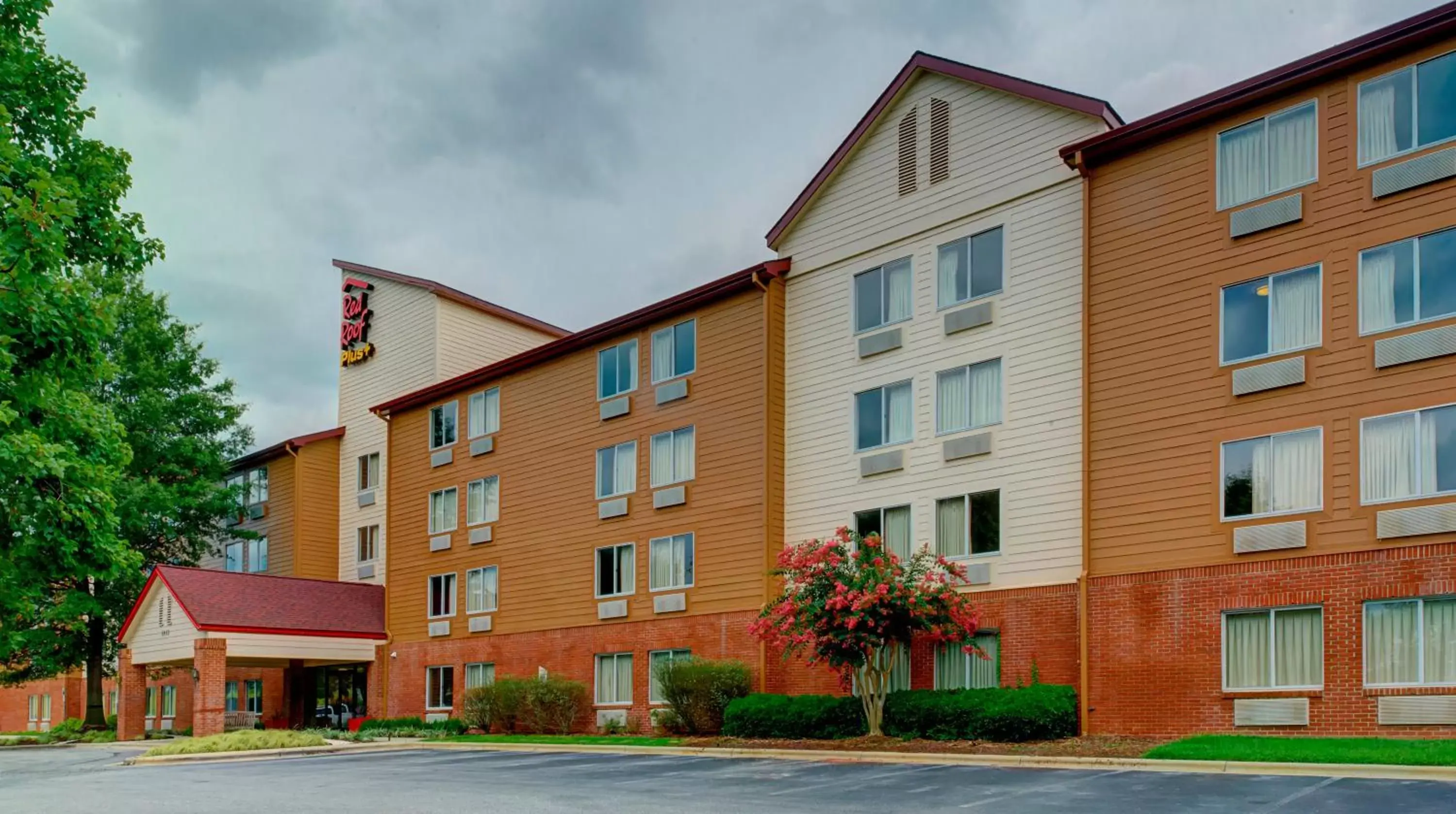 Property building in Red Roof Inn PLUS Raleigh Downtown NCSU Conv Center Property building in Red Roof Inn PLUS Raleigh Downtown NCSU Conv Center