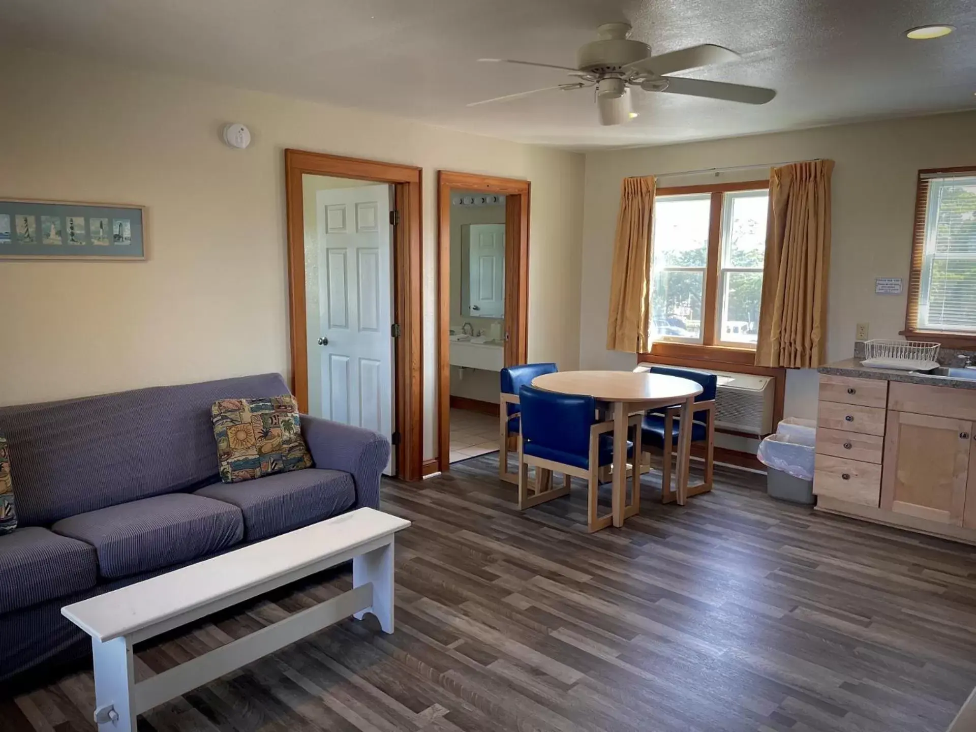 Queen Suite with Pool View in Pony Island Inn Queen Suite with Pool View in Pony Island Inn