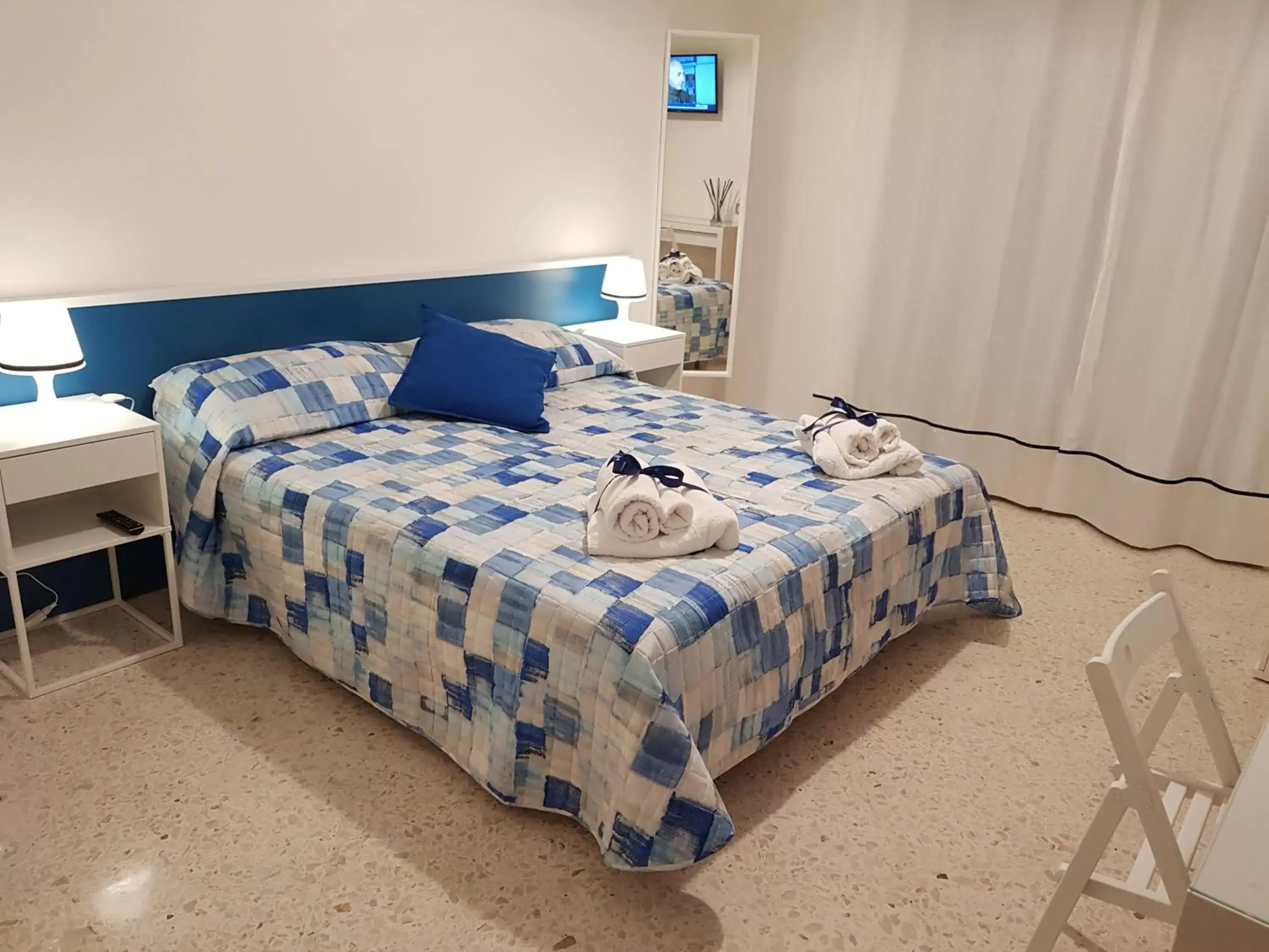 Bed in Barone Blu
