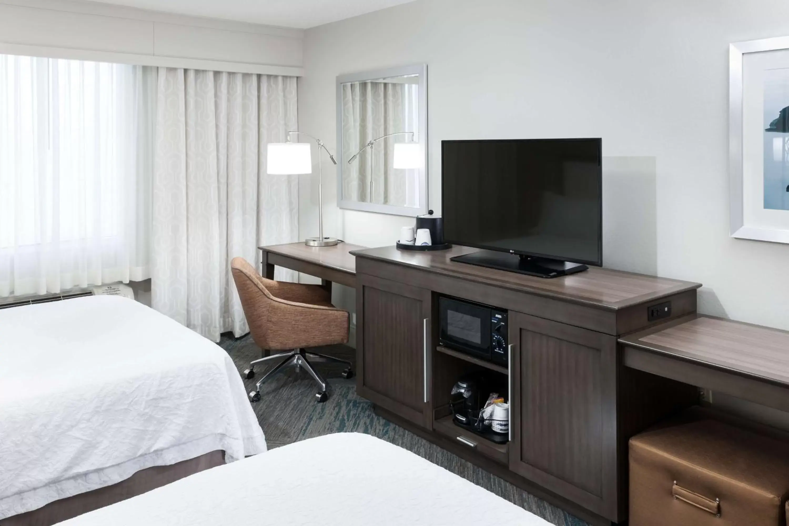 Bedroom, TV/Entertainment Center in Hampton Inn Fort Lauderdale Downtown Las Olas Area