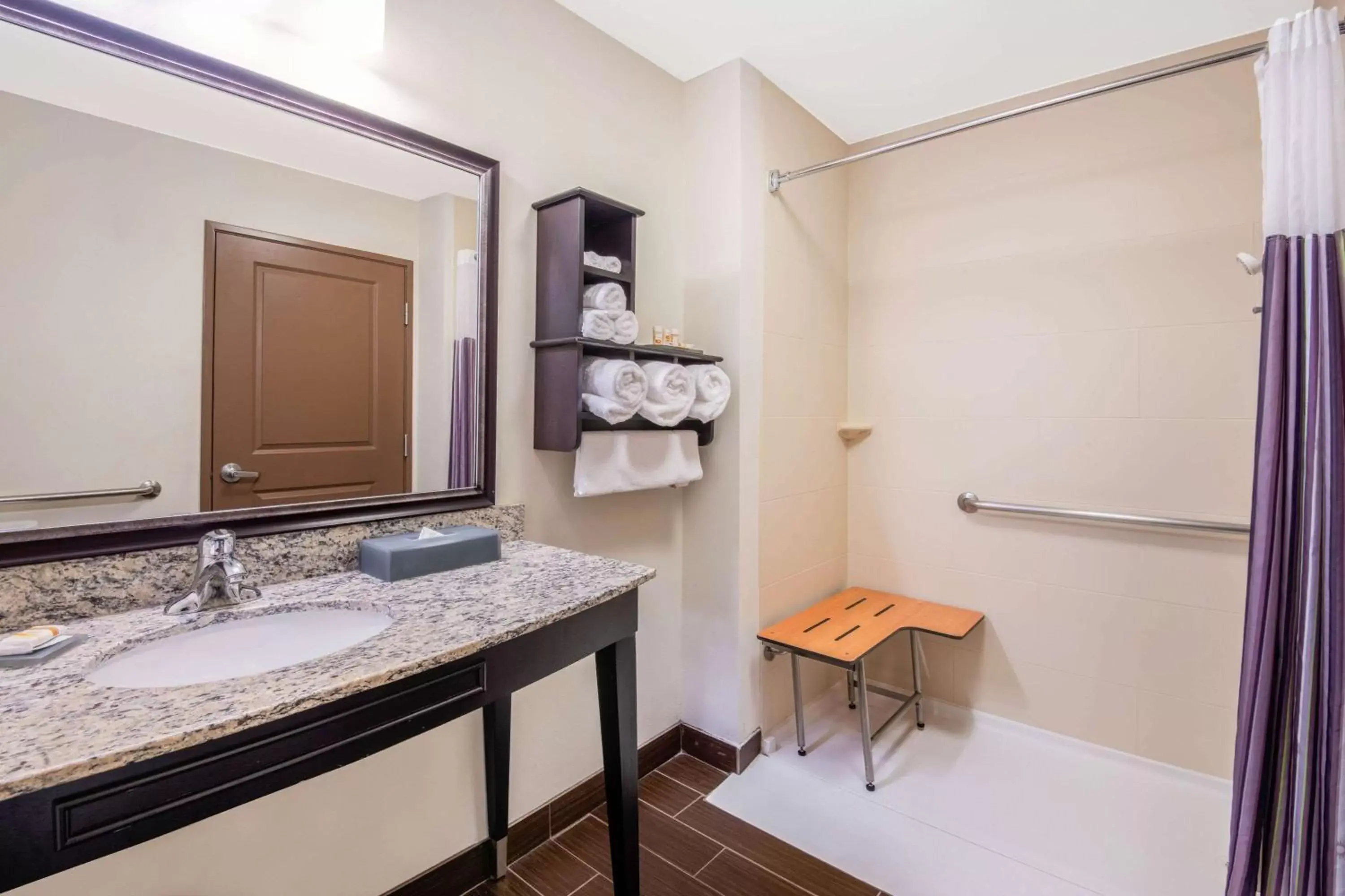 Photo of the whole room in La Quinta by Wyndham Clinton Historic Route 66 Photo of the whole room in La Quinta by Wyndham Clinton Historic Route 66