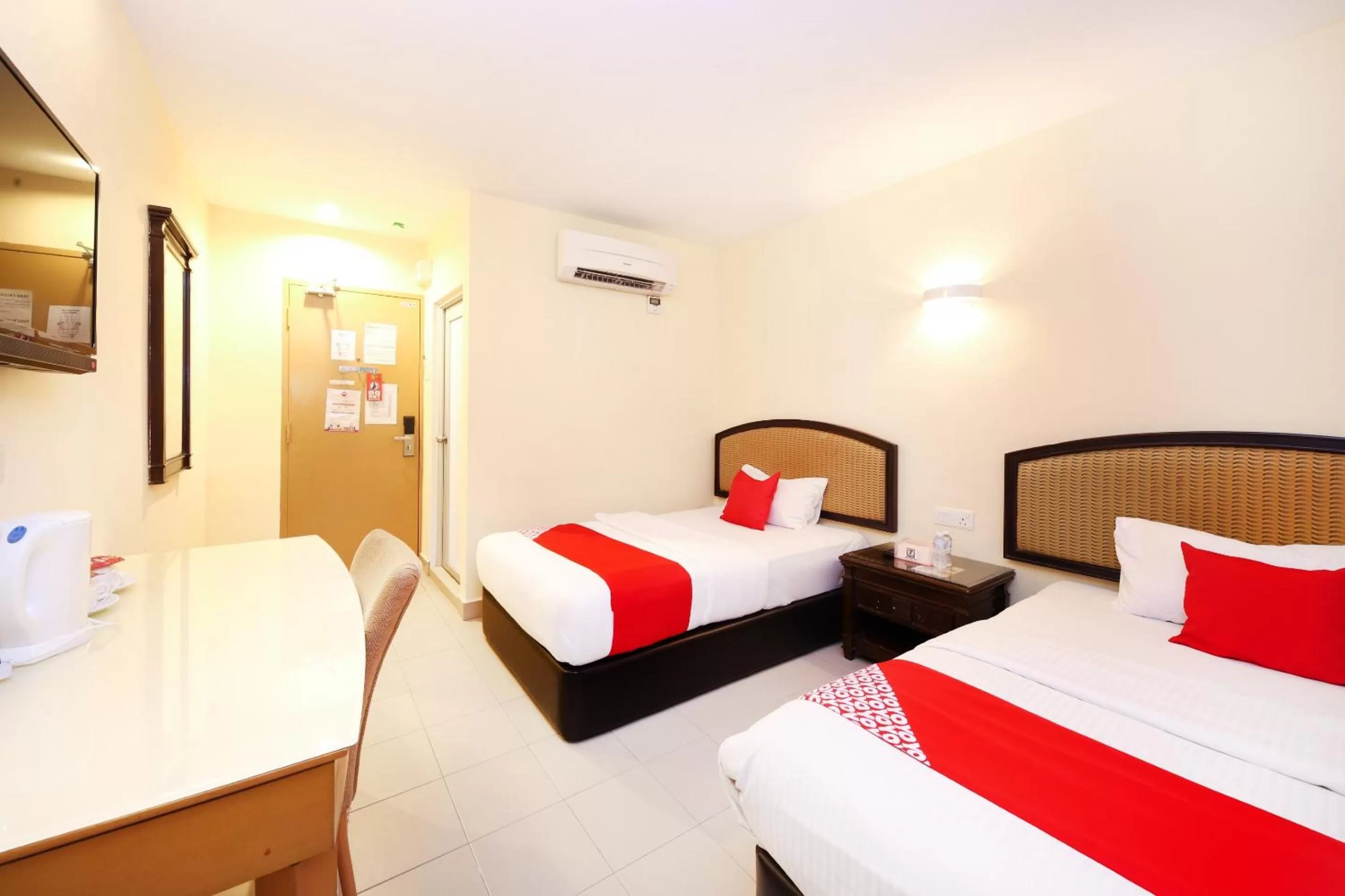 Bedroom in Super OYO 635 Seven Days Hotel